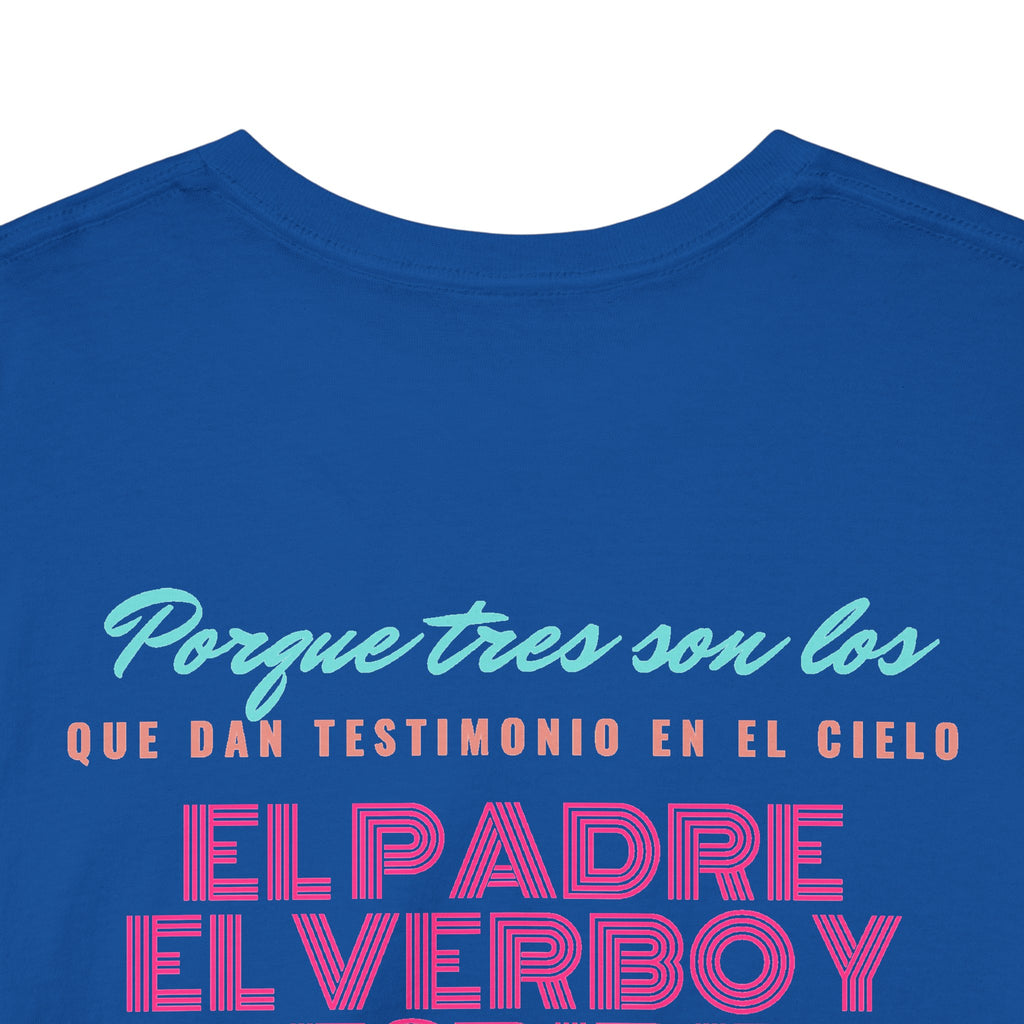 "Yo adoro al Dios verdadero" Camisa Feminina — "Y estos tres son uno" (1 Juan 5:7)