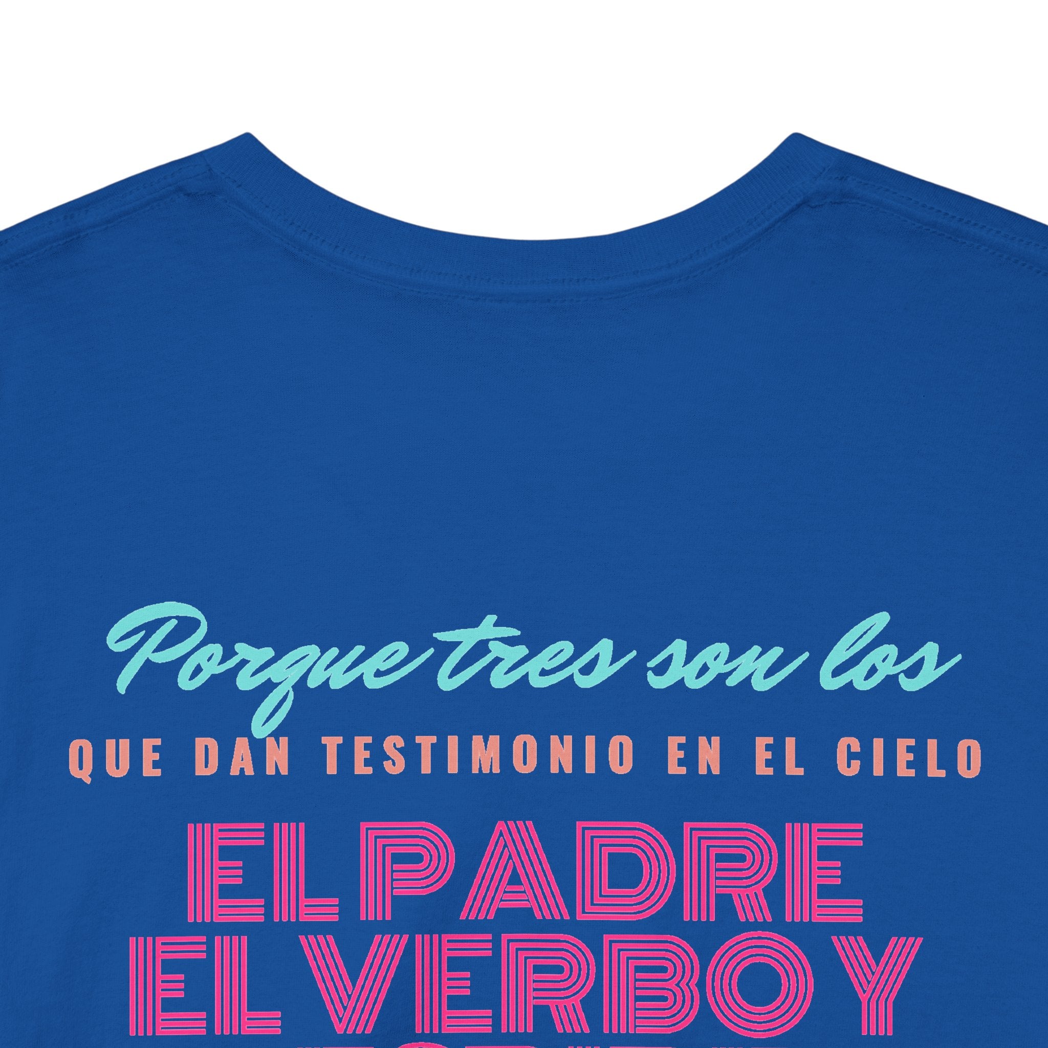 "Yo adoro al Dios verdadero" Camisa Feminina — "Y estos tres son uno" (1 Juan 5:7)