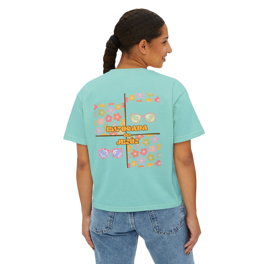 Retro Spanish Sunglasses Boxy Tee — 'Enfocada en Jesús' Graphic Top