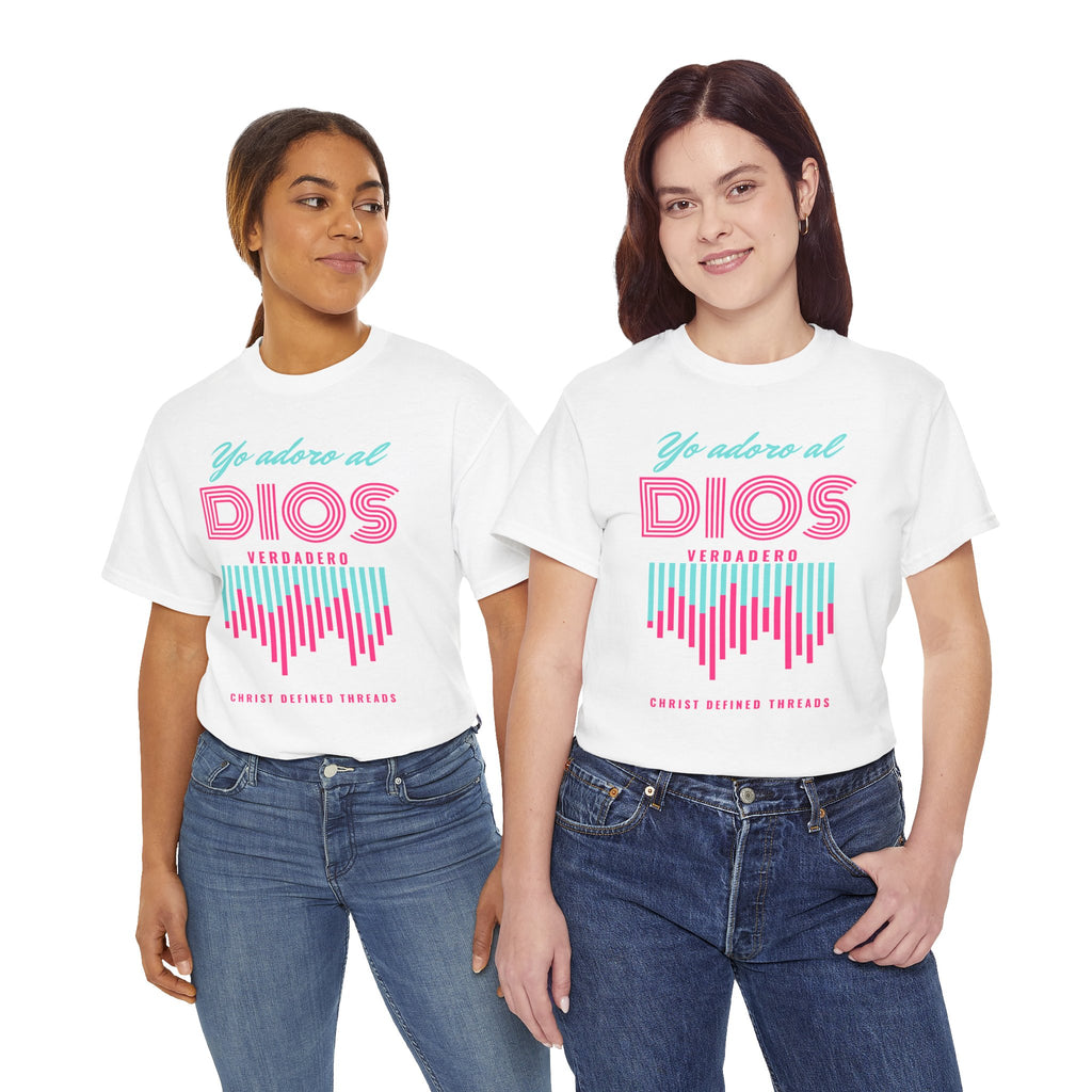 "Yo adoro al Dios verdadero" Camisa Feminina — "Y estos tres son uno" (1 Juan 5:7)