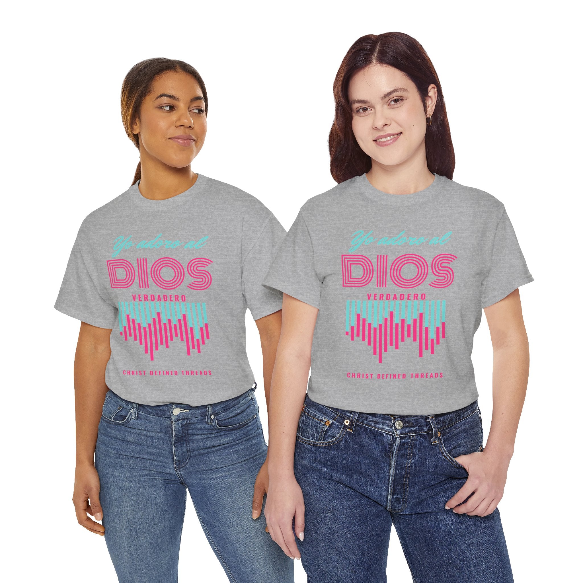 "Yo adoro al Dios verdadero" Camisa Feminina — "Y estos tres son uno" (1 Juan 5:7)