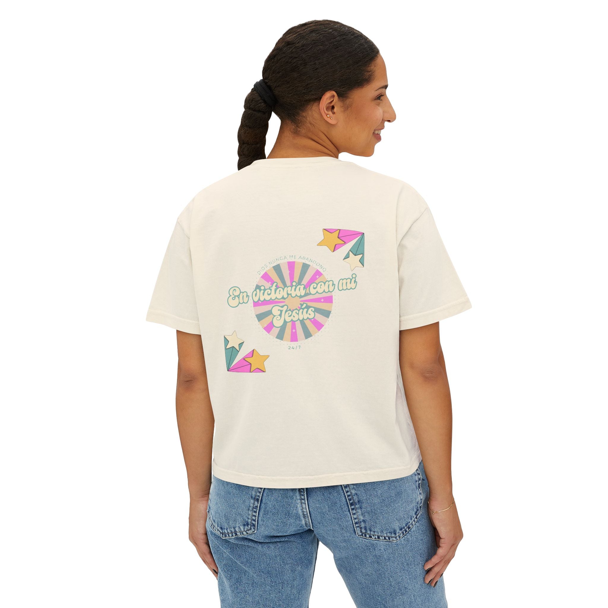 Mujeres Boxy Camisa— 'En Victoria con mi Jesús' Pastel Retro Faith Graphic
