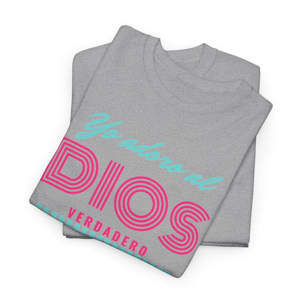 "Yo adoro al Dios verdadero" Camisa Feminina — "Y estos tres son uno" (1 Juan 5:7)
