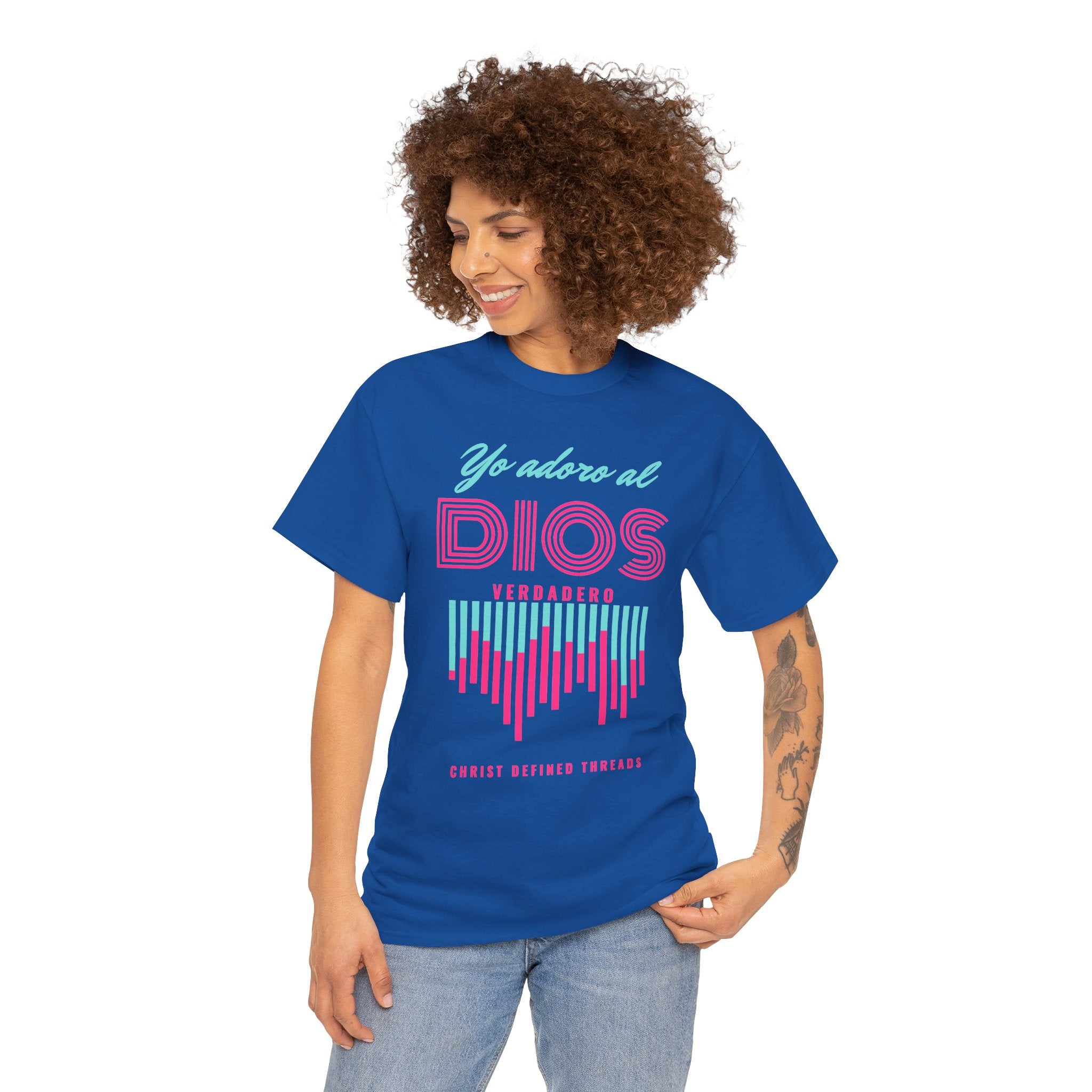 "Yo adoro al Dios verdadero" Camisa Feminina — "Y estos tres son uno" (1 Juan 5:7)