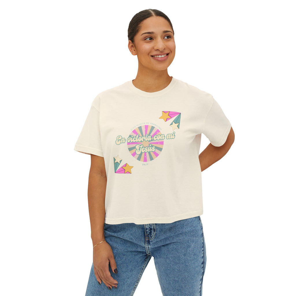 Mujeres Boxy Camisa— 'En Victoria con mi Jesús' Pastel Retro Faith Graphic