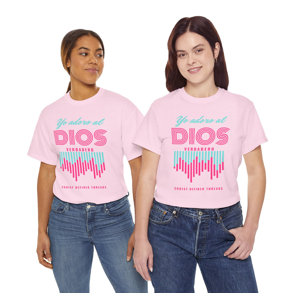 "Yo adoro al Dios verdadero" Camisa Feminina — "Y estos tres son uno" (1 Juan 5:7)