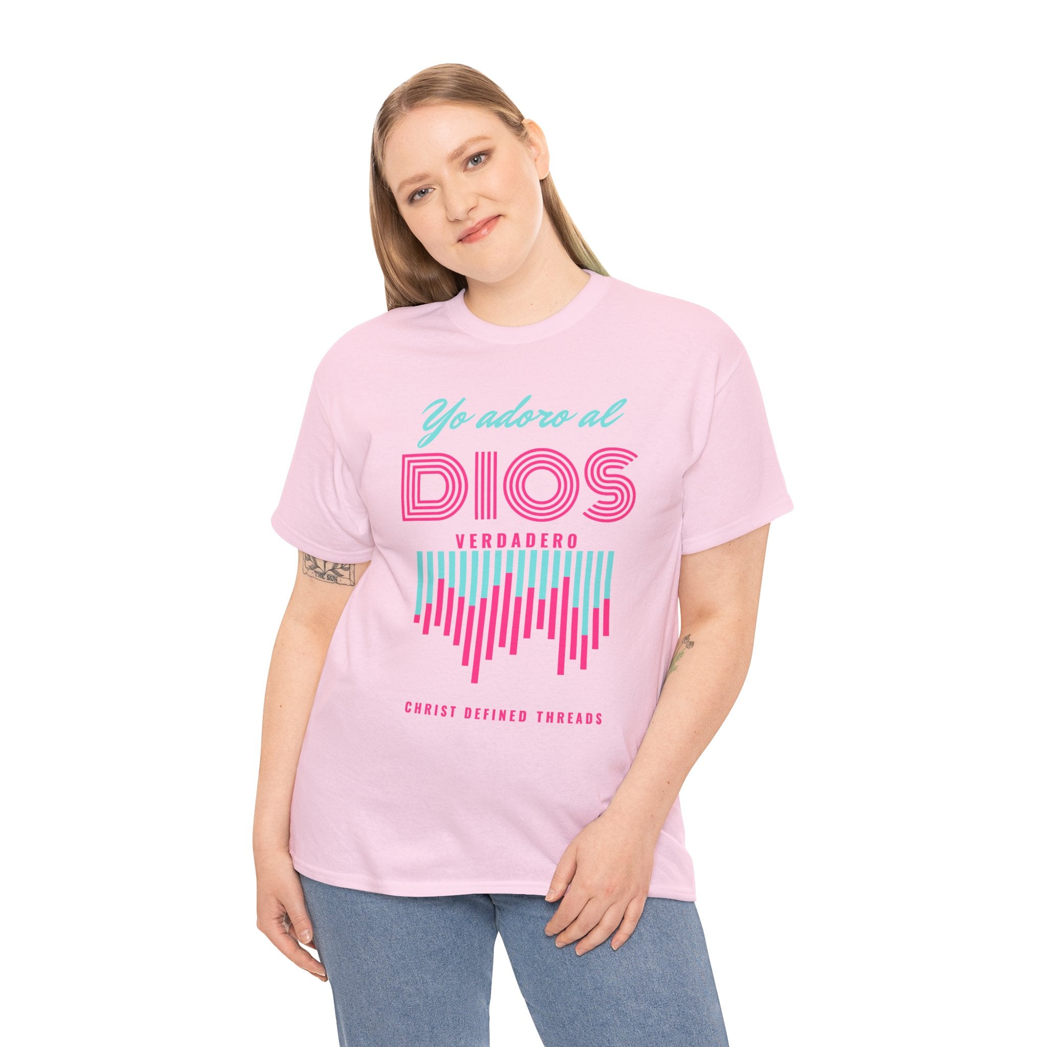 "Yo adoro al Dios verdadero" Camisa Feminina — "Y estos tres son uno" (1 Juan 5:7)
