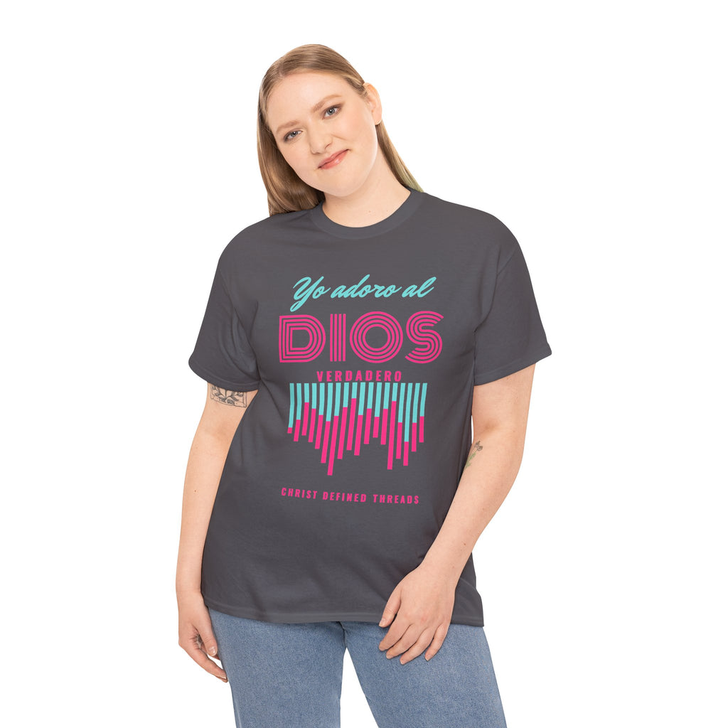 "Yo adoro al Dios verdadero" Camisa Feminina — "Y estos tres son uno" (1 Juan 5:7)