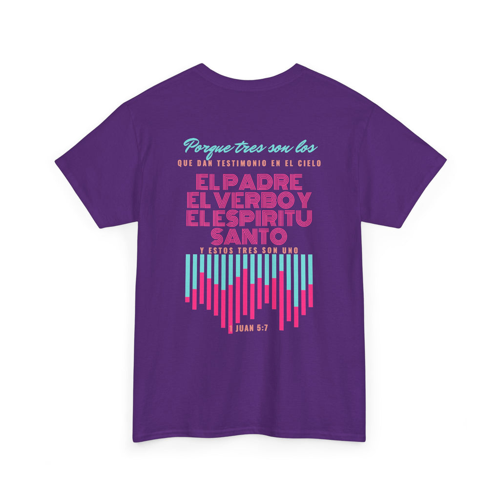 "Yo adoro al Dios verdadero" Camisa Feminina — "Y estos tres son uno" (1 Juan 5:7)
