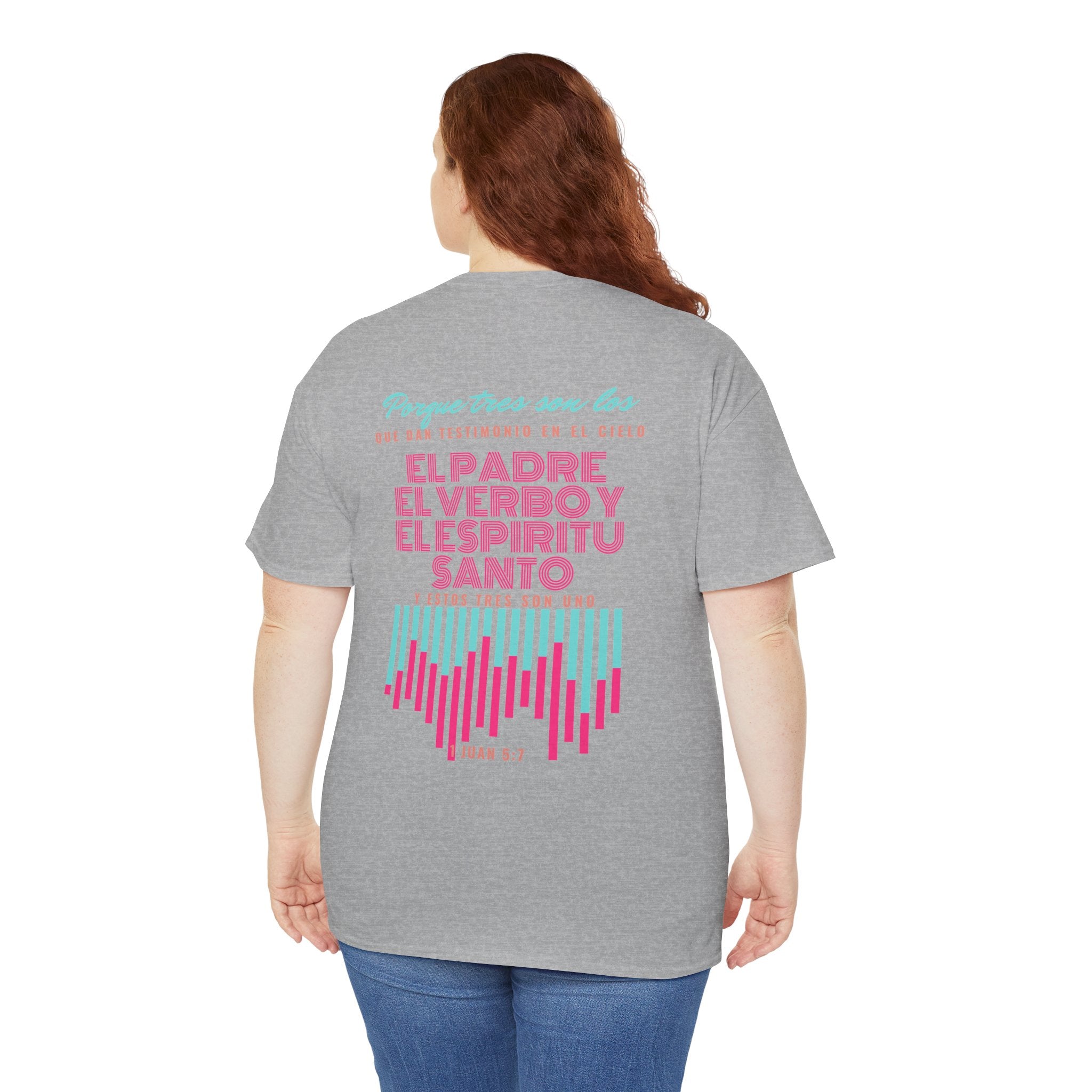 "Yo adoro al Dios verdadero" Camisa Feminina — "Y estos tres son uno" (1 Juan 5:7)
