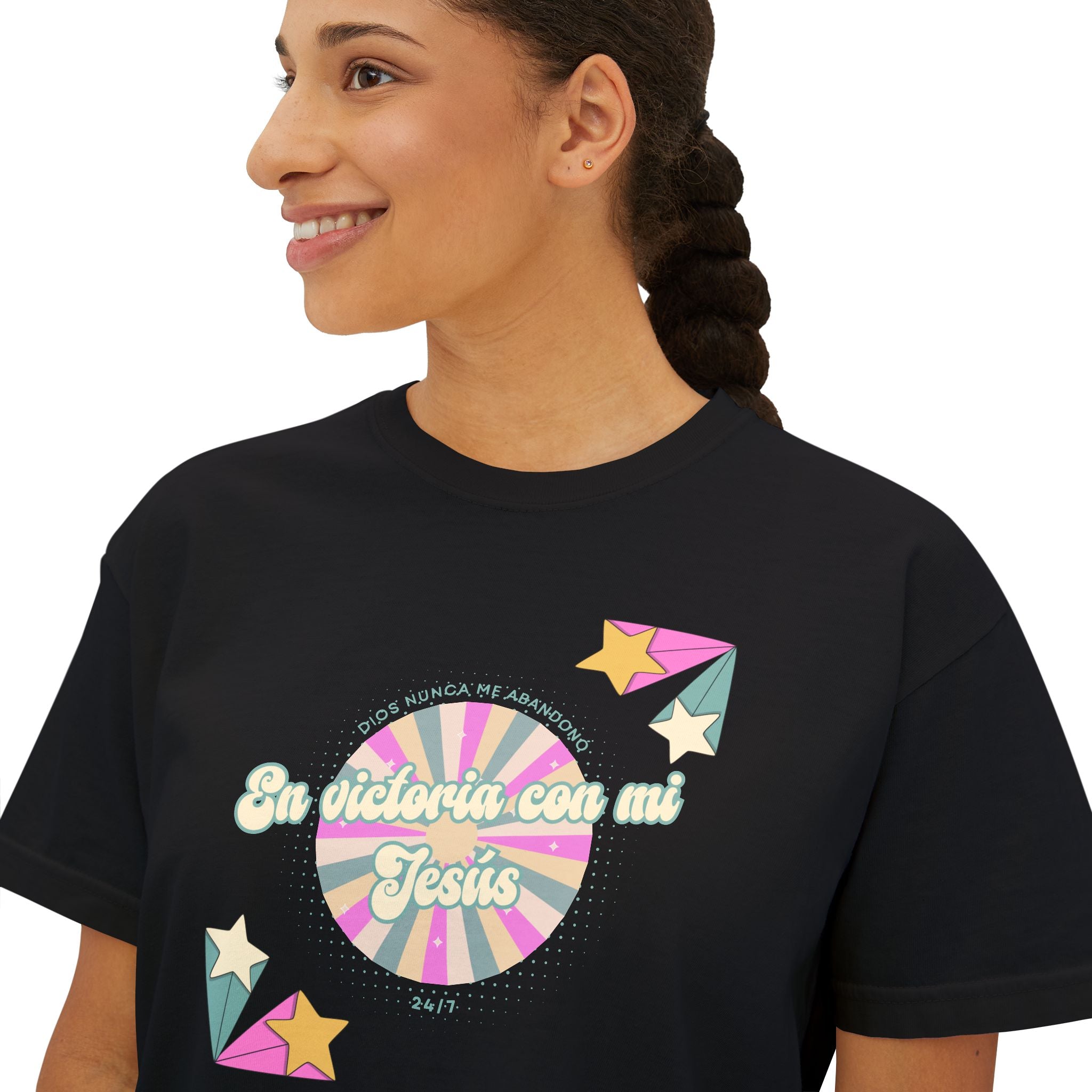 Mujeres Boxy Camisa— 'En Victoria con mi Jesús' Pastel Retro Faith Graphic