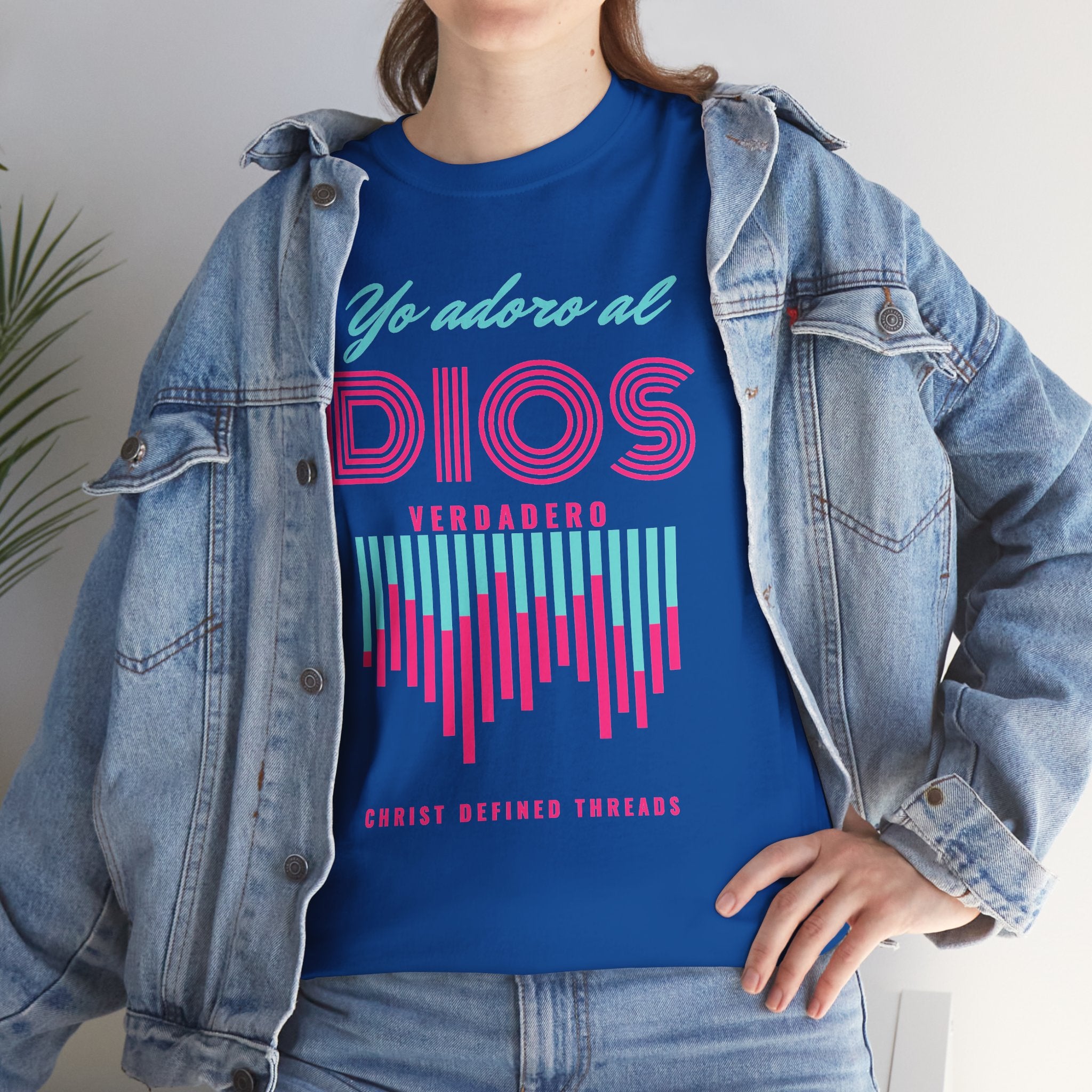 "Yo adoro al Dios verdadero" Camisa Feminina — "Y estos tres son uno" (1 Juan 5:7)