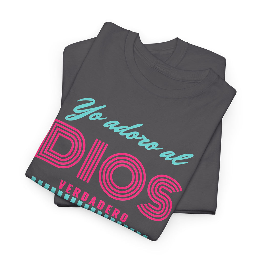 "Yo adoro al Dios verdadero" Camisa Feminina — "Y estos tres son uno" (1 Juan 5:7)