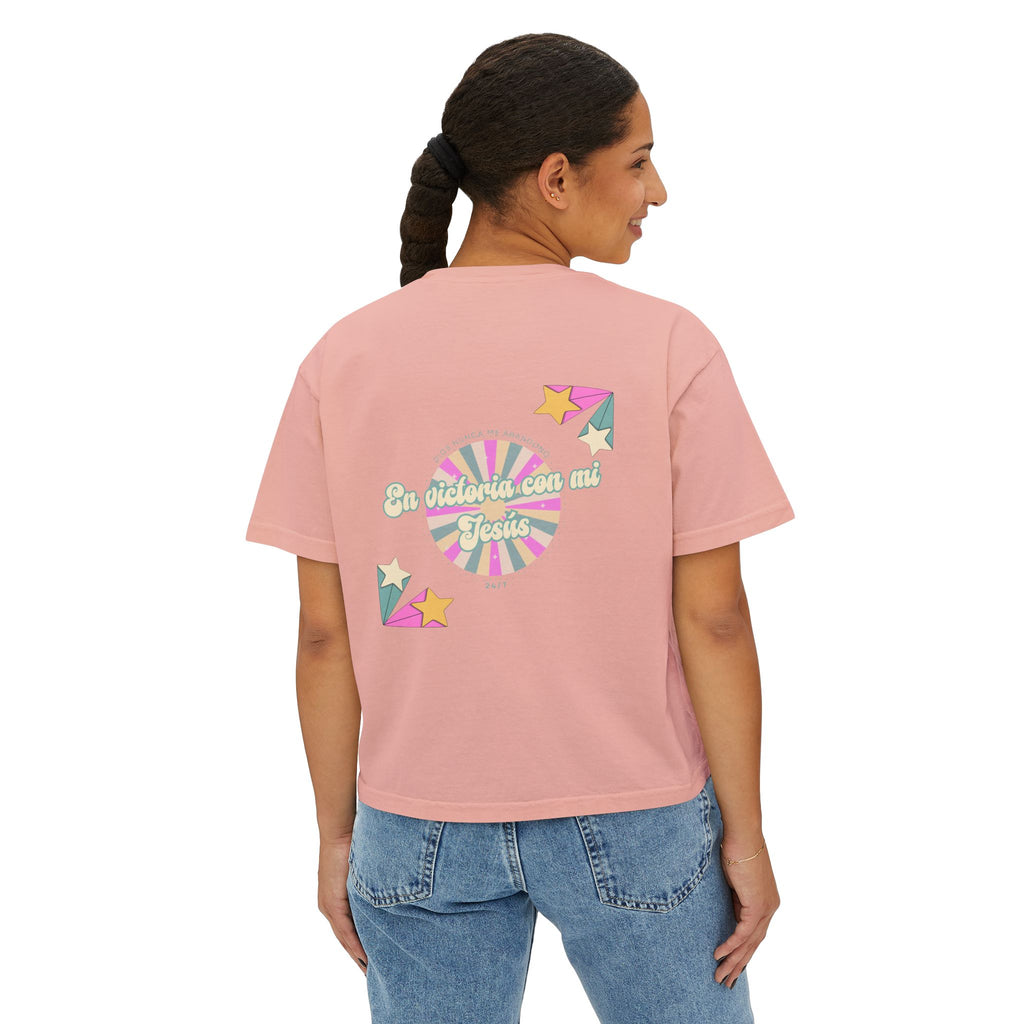 Mujeres Boxy Camisa— 'En Victoria con mi Jesús' Pastel Retro Faith Graphic