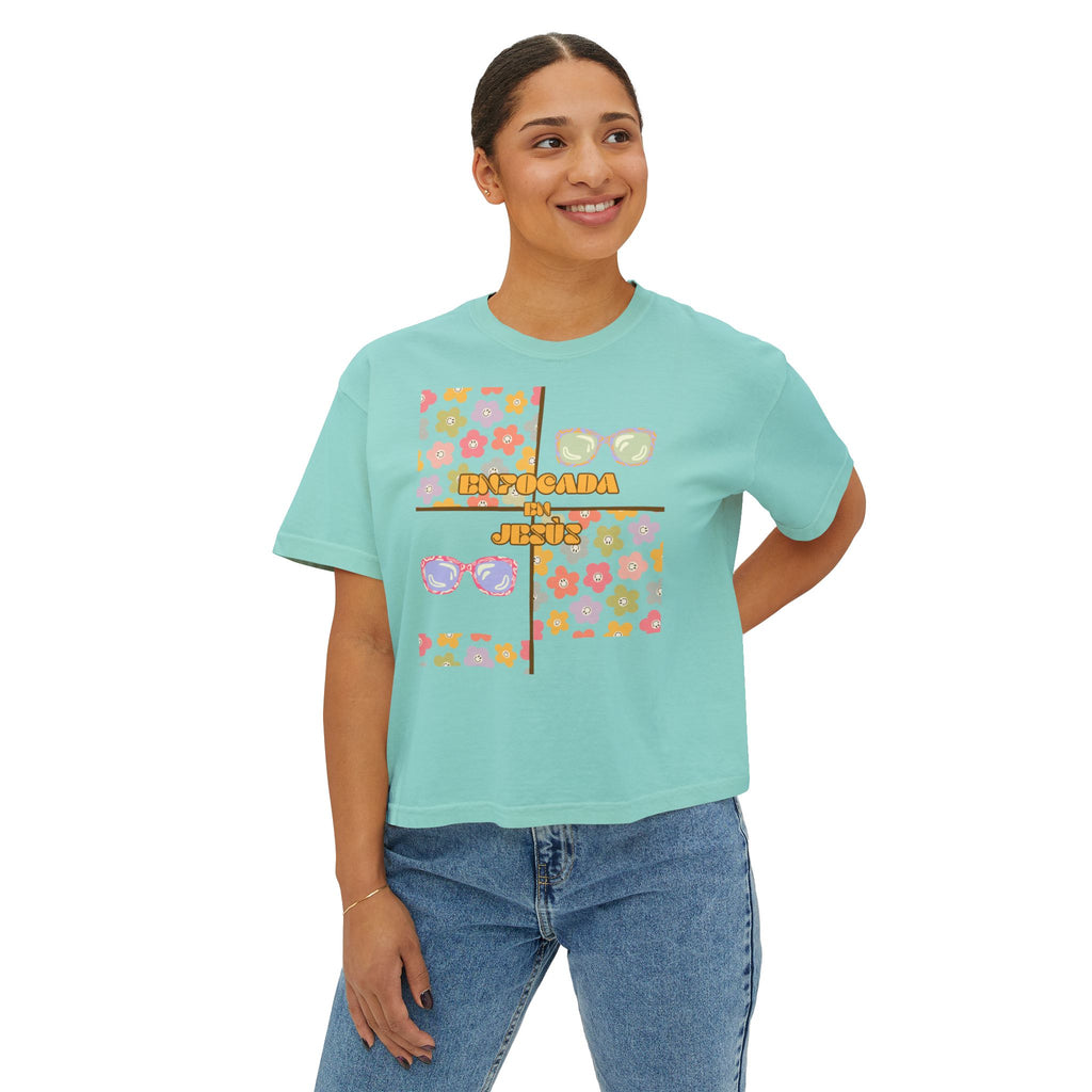 Retro Spanish Sunglasses Boxy Tee — 'Enfocada en Jesús' Graphic Top