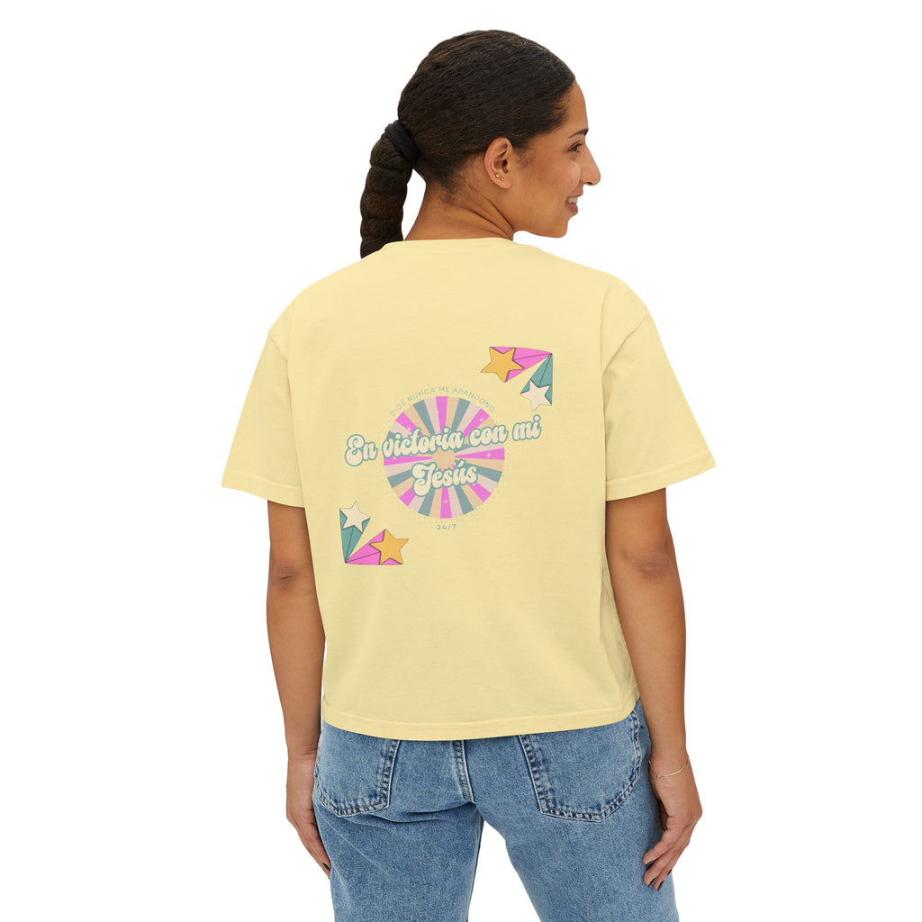 Mujeres Boxy Camisa— 'En Victoria con mi Jesús' Pastel Retro Faith Graphic