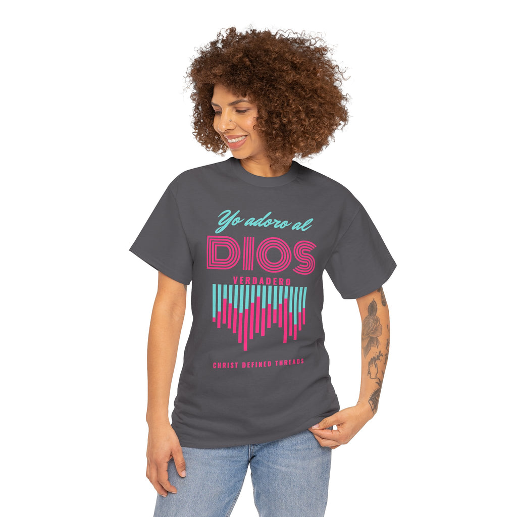 "Yo adoro al Dios verdadero" Camisa Feminina — "Y estos tres son uno" (1 Juan 5:7)