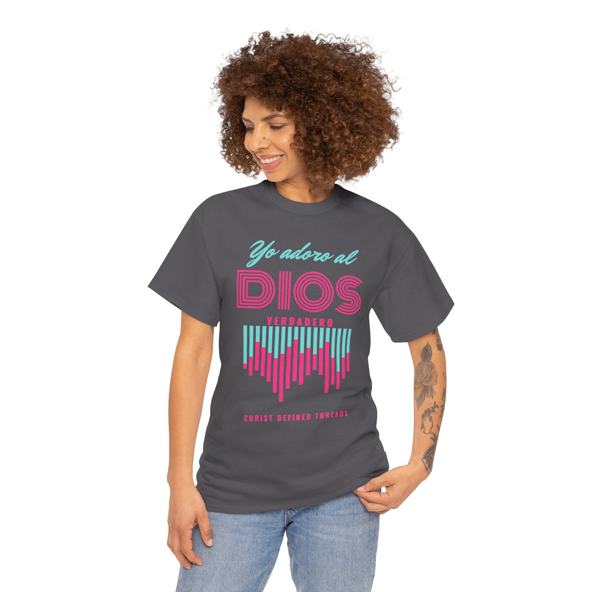 "Yo adoro al Dios verdadero" Camisa Feminina — "Y estos tres son uno" (1 Juan 5:7)