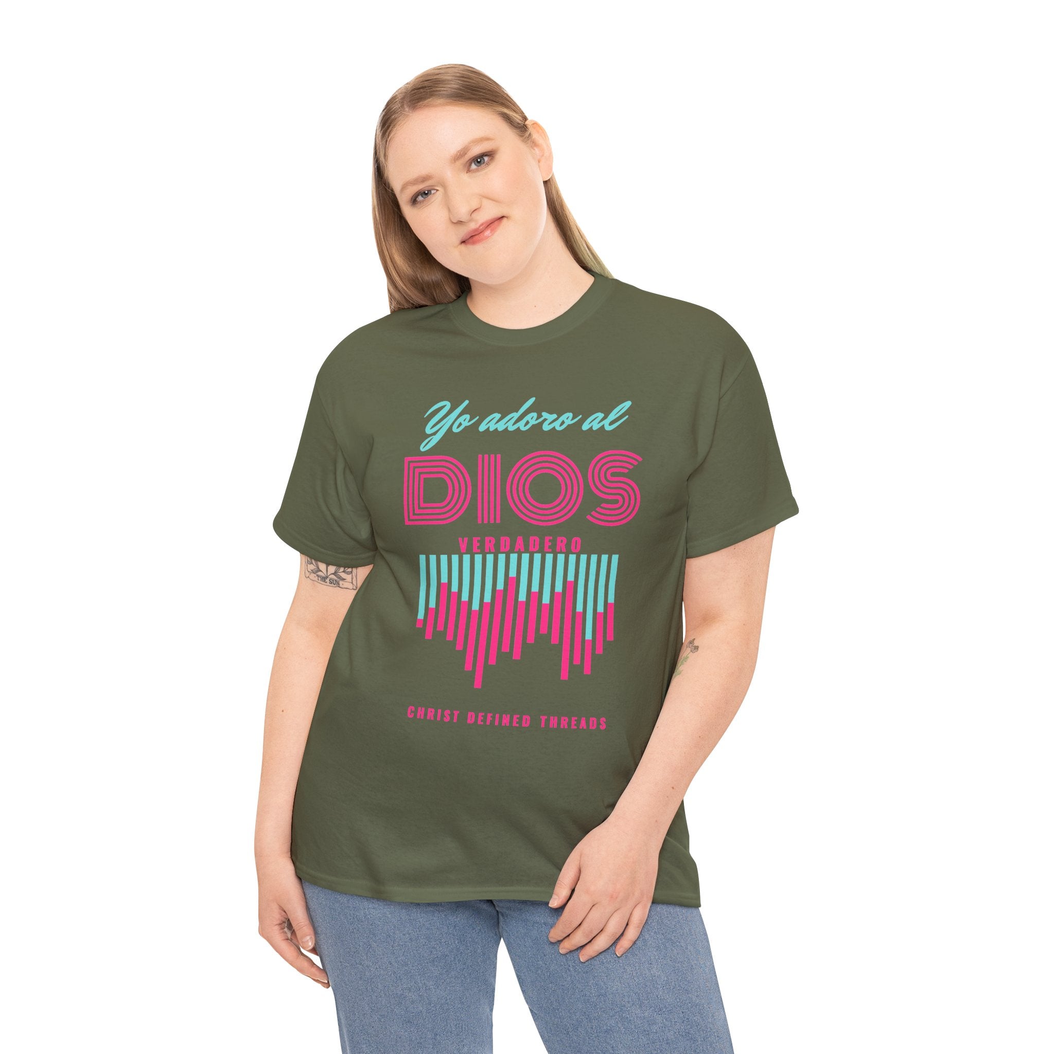 "Yo adoro al Dios verdadero" Camisa Feminina — "Y estos tres son uno" (1 Juan 5:7)
