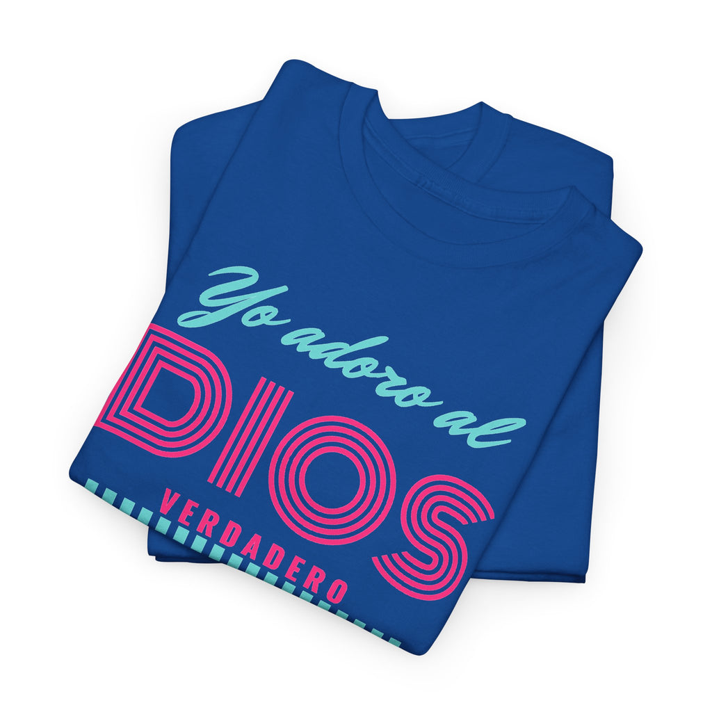 "Yo adoro al Dios verdadero" Camisa Feminina — "Y estos tres son uno" (1 Juan 5:7)