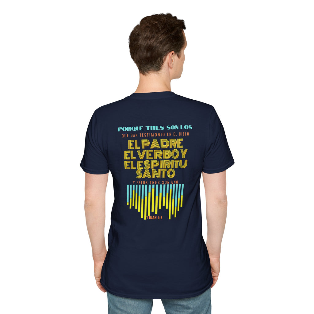 "Yo adoro al Dios verdadero" Camisa Retro —  "Y estos tres son uno" 1Juan 5:7