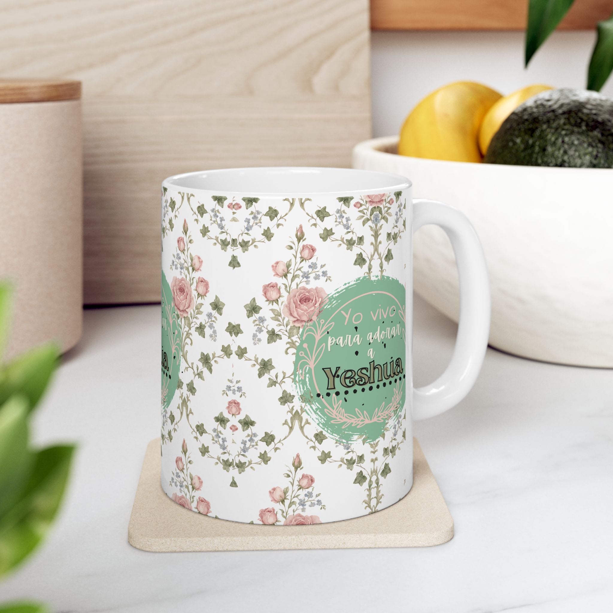 Floral “Yo vivo para adorar a Yeshua” Vaso Cerámico — Para café o Té (11oz/15oz)