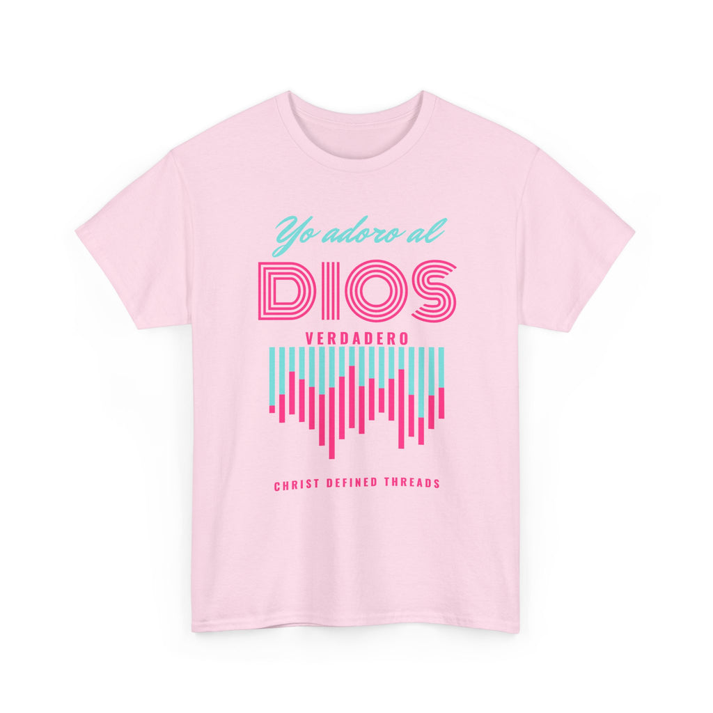 "Yo adoro al Dios verdadero" Camisa Feminina — "Y estos tres son uno" (1 Juan 5:7)