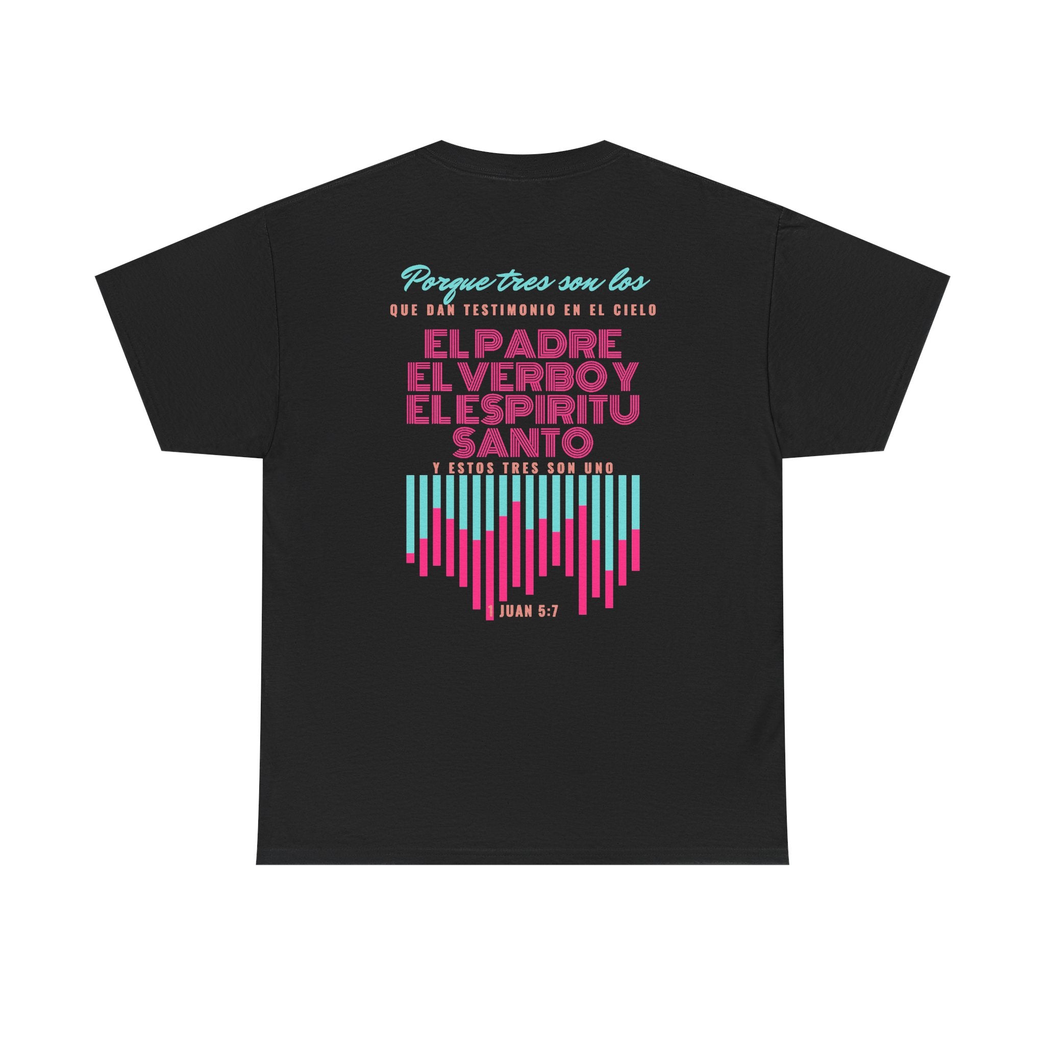 "Yo adoro al Dios verdadero" Camisa Feminina — "Y estos tres son uno" (1 Juan 5:7)