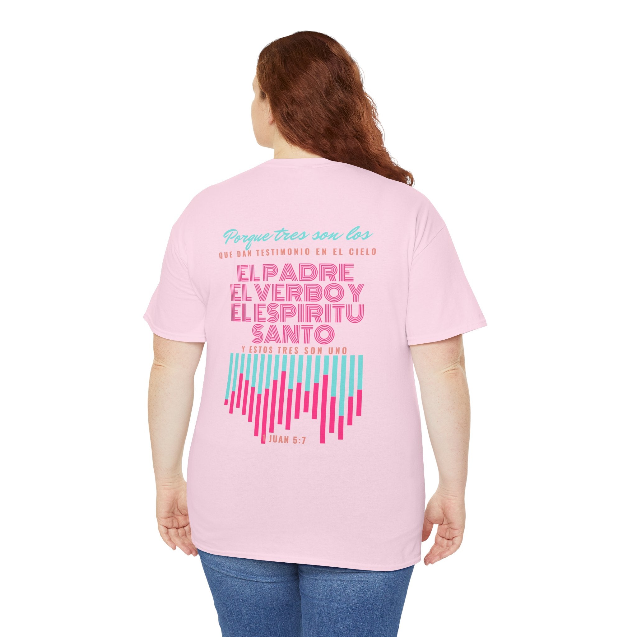 "Yo adoro al Dios verdadero" Camisa Feminina — "Y estos tres son uno" (1 Juan 5:7)
