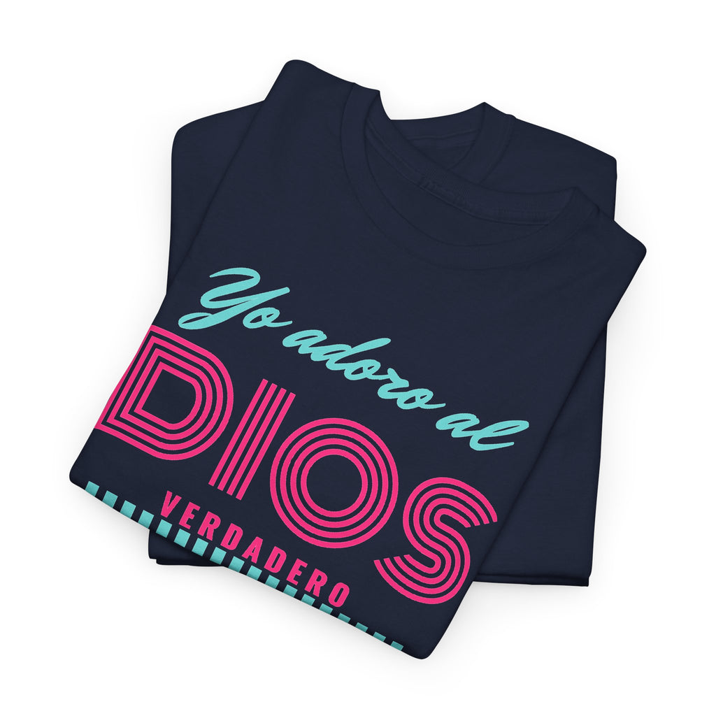 "Yo adoro al Dios verdadero" Camisa Feminina — "Y estos tres son uno" (1 Juan 5:7)