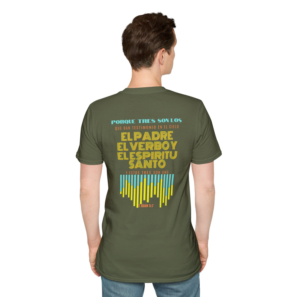 "Yo adoro al Dios verdadero" Camisa Retro —  "Y estos tres son uno" 1Juan 5:7