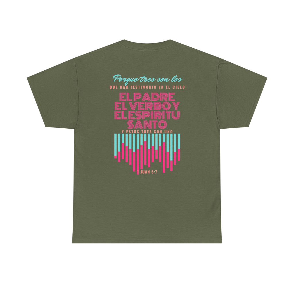 "Yo adoro al Dios verdadero" Camisa Feminina — "Y estos tres son uno" (1 Juan 5:7)