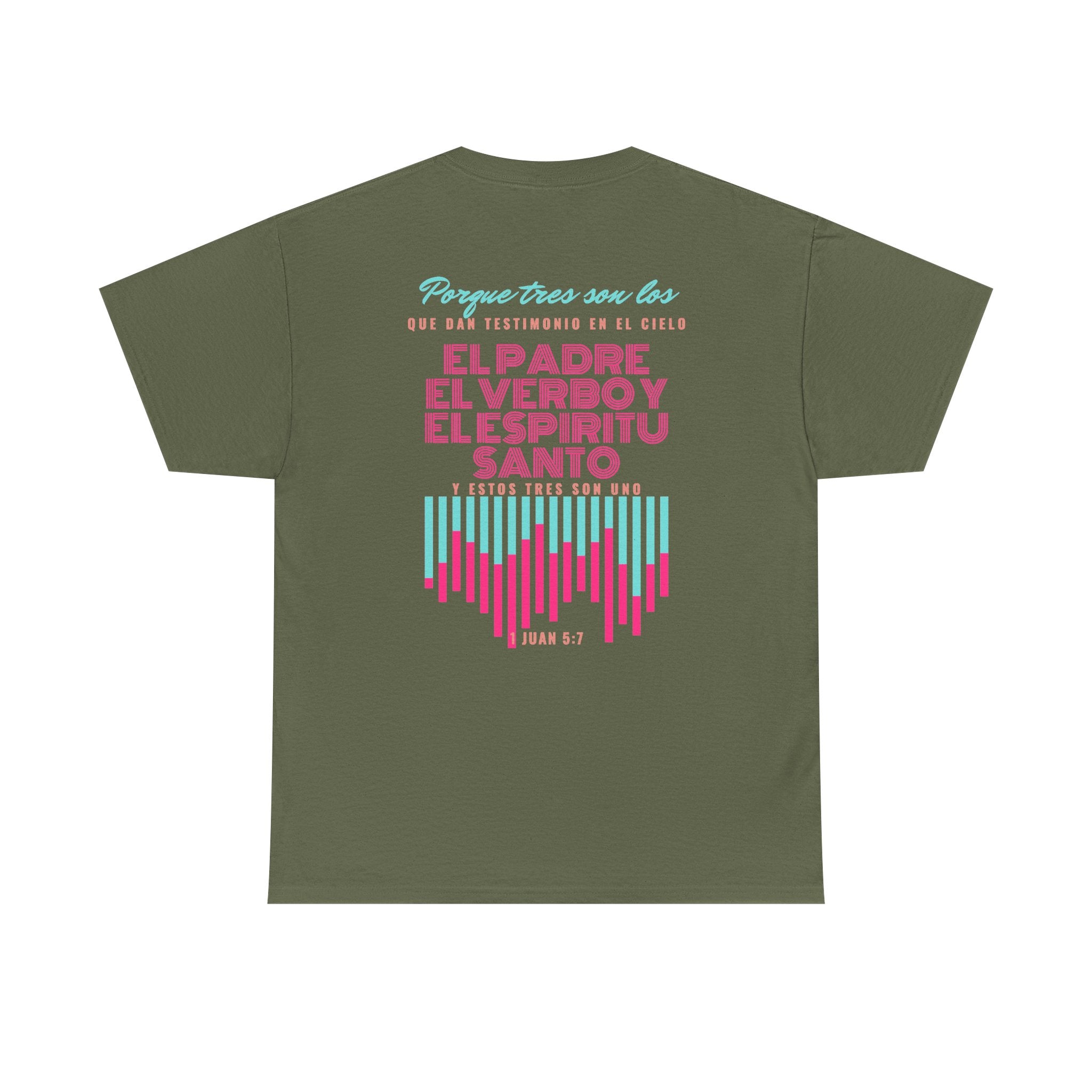 "Yo adoro al Dios verdadero" Camisa Feminina — "Y estos tres son uno" (1 Juan 5:7)