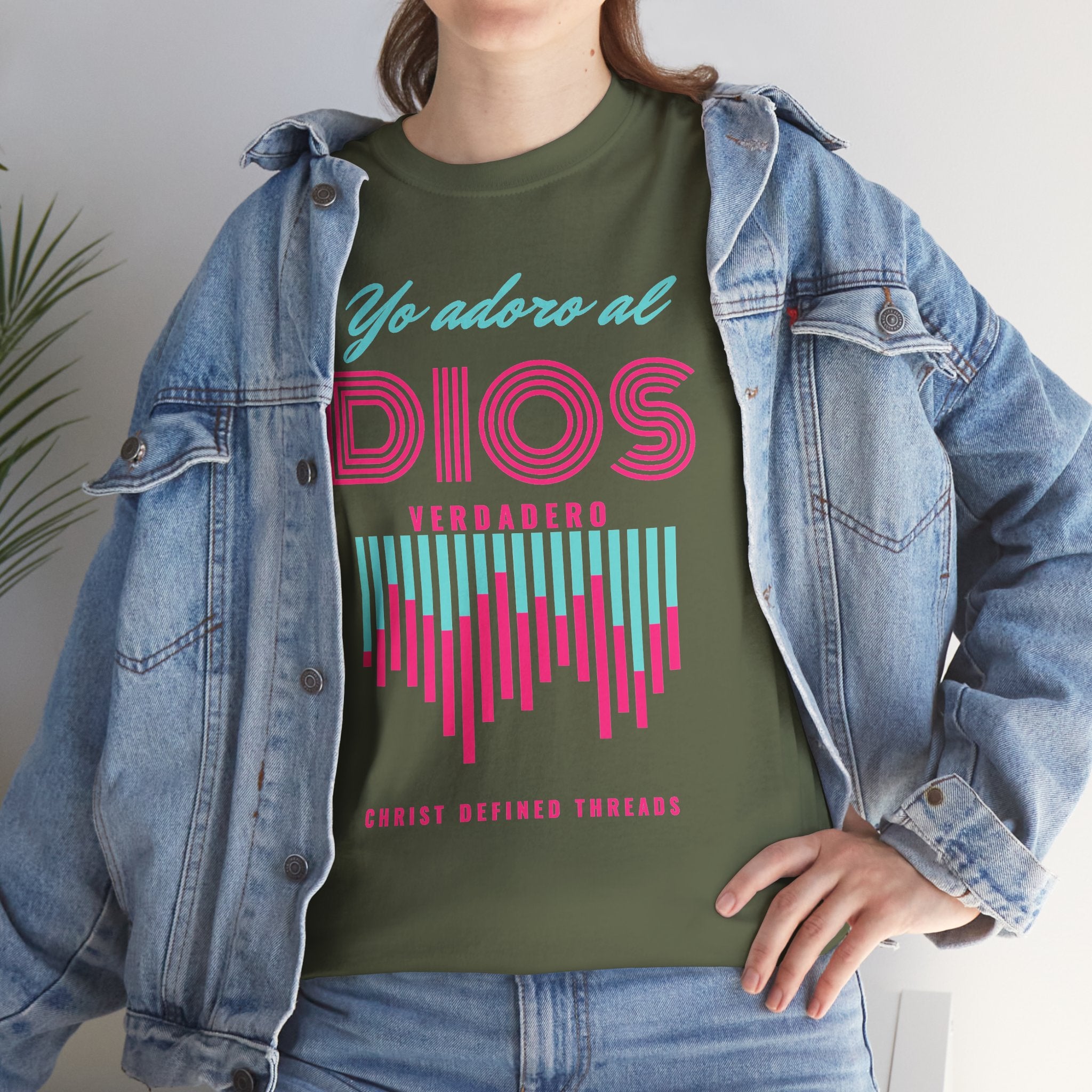 "Yo adoro al Dios verdadero" Camisa Feminina — "Y estos tres son uno" (1 Juan 5:7)
