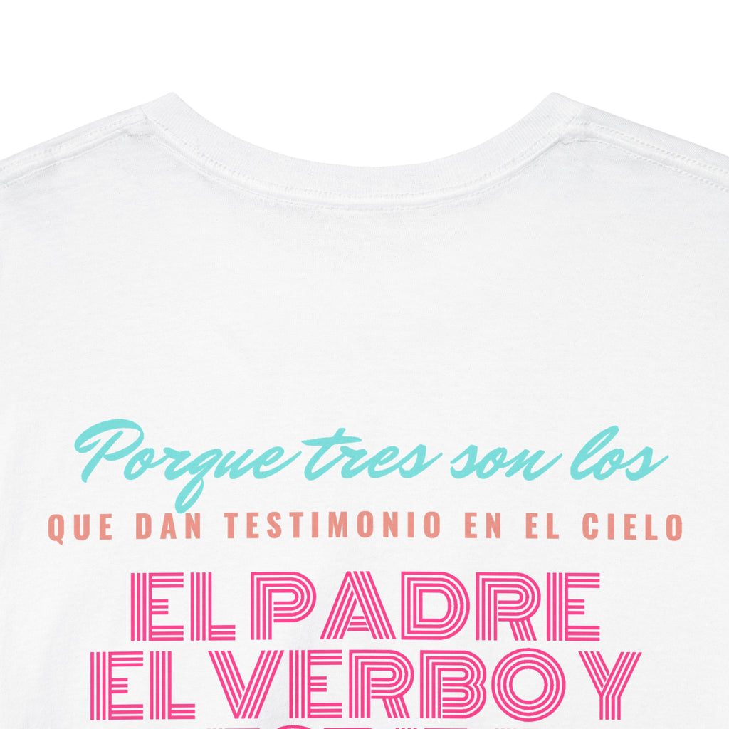 "Yo adoro al Dios verdadero" Camisa Feminina — "Y estos tres son uno" (1 Juan 5:7)