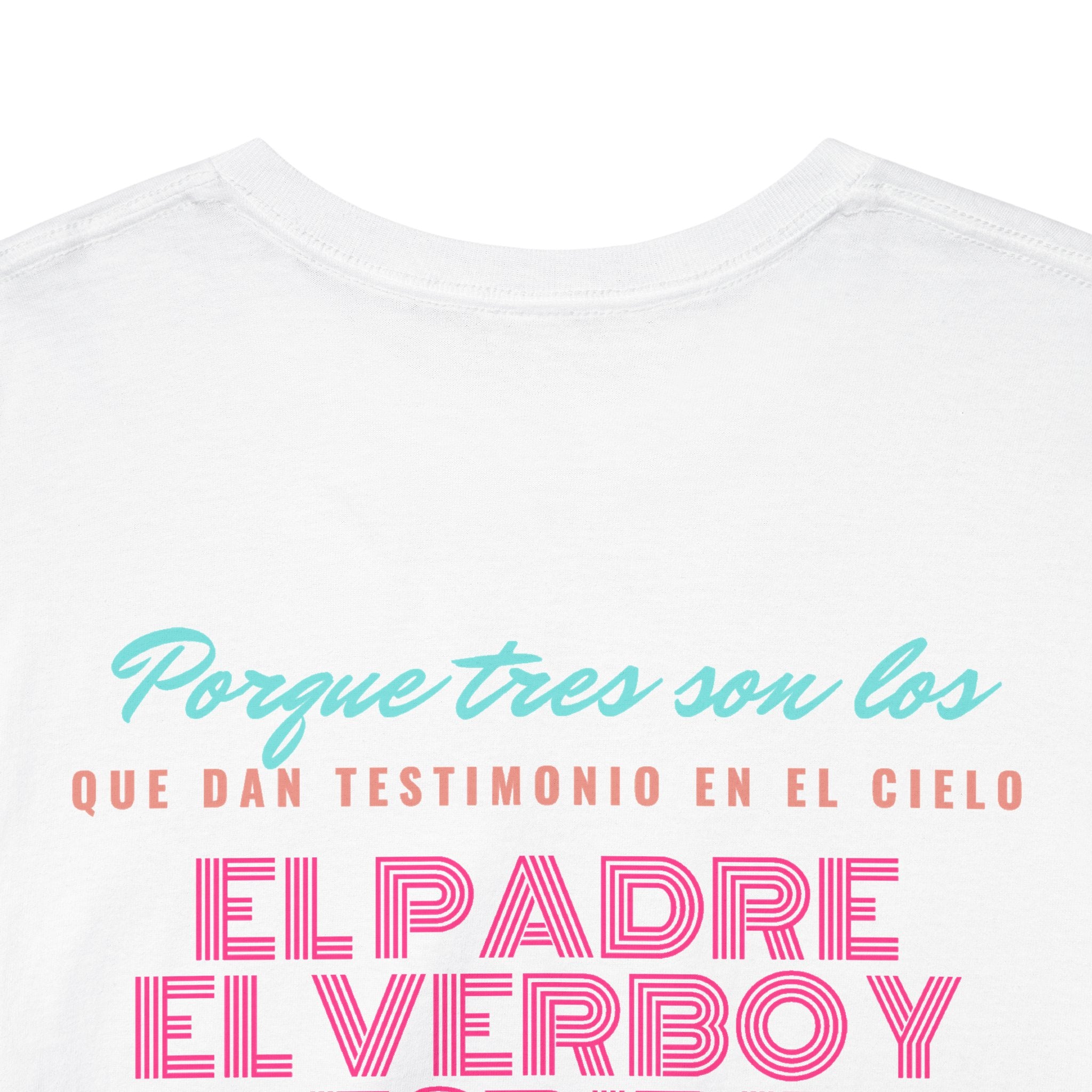 "Yo adoro al Dios verdadero" Camisa Feminina — "Y estos tres son uno" (1 Juan 5:7)