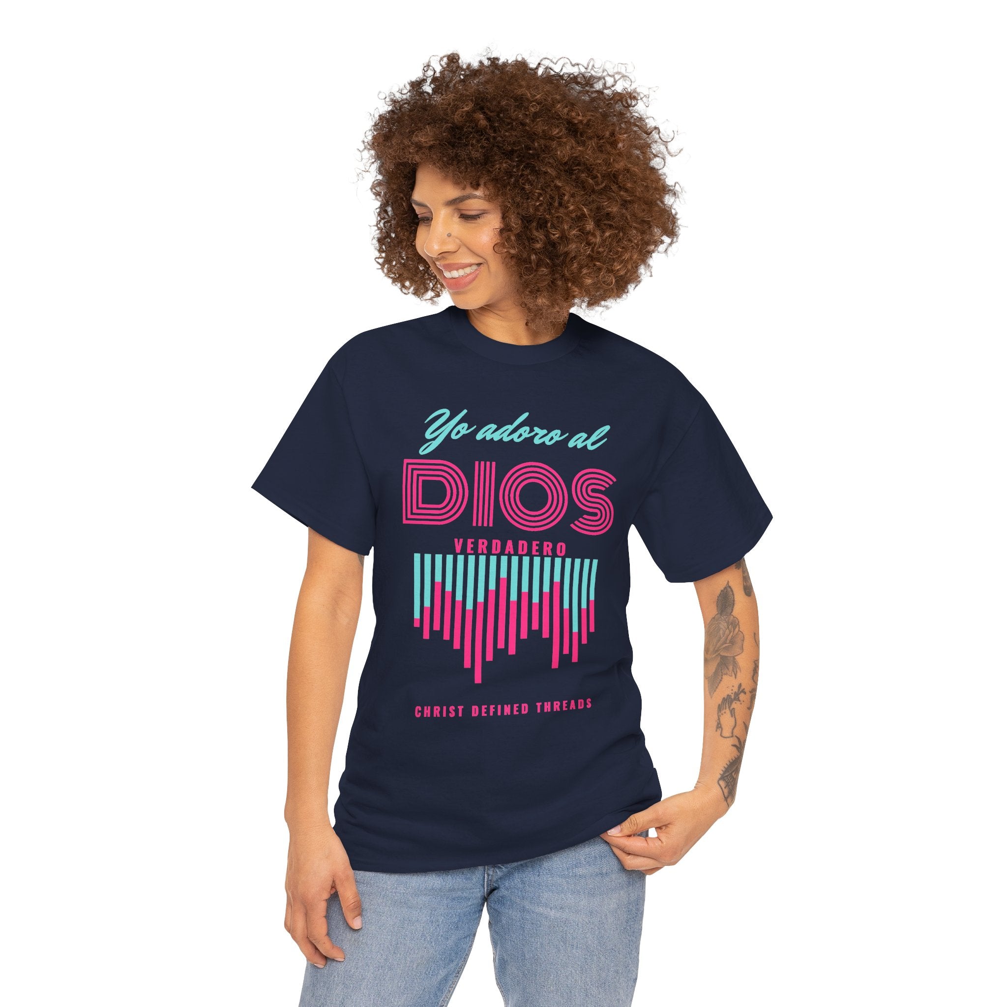 "Yo adoro al Dios verdadero" Camisa Feminina — "Y estos tres son uno" (1 Juan 5:7)