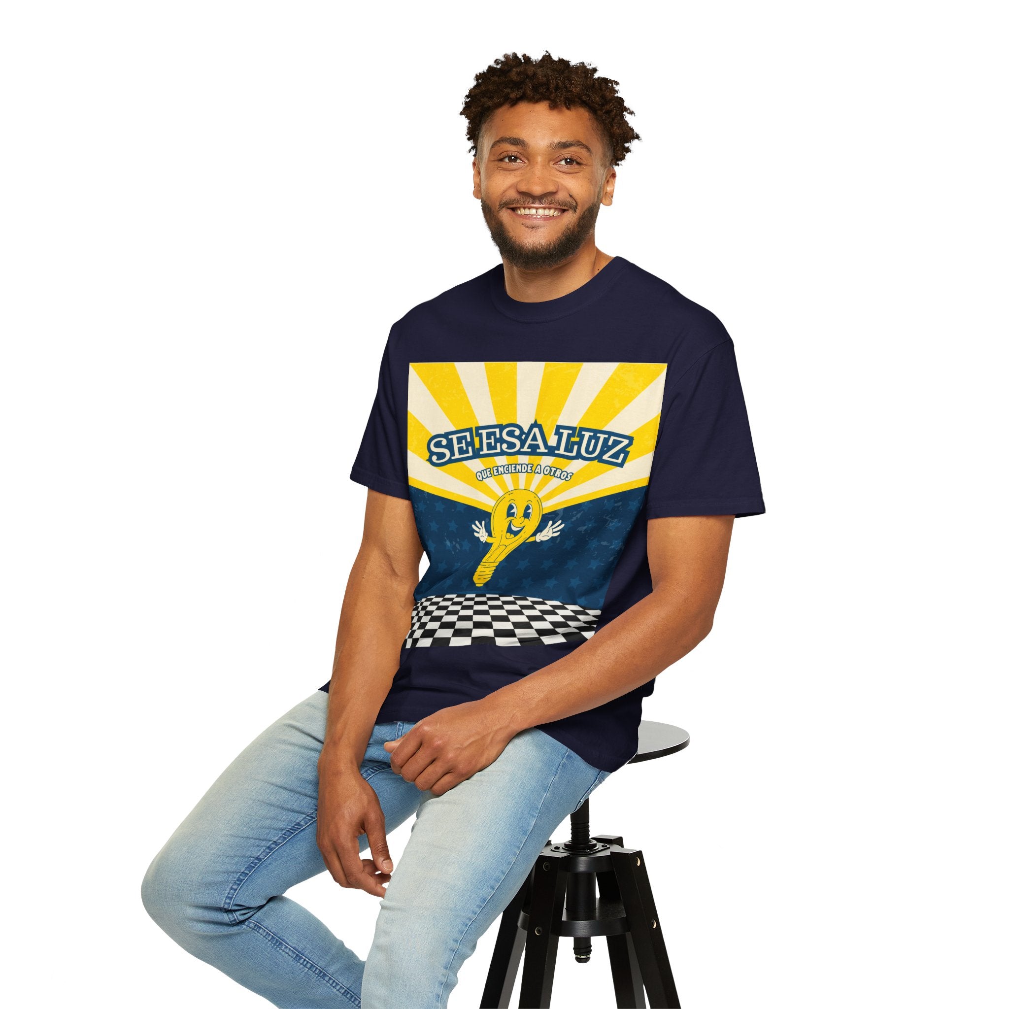 'Se esa luz que enciende a otros' Camisa para hombres — "Jesus les dijo: Yo Soy la Luz del Mundo" Juan 8:12