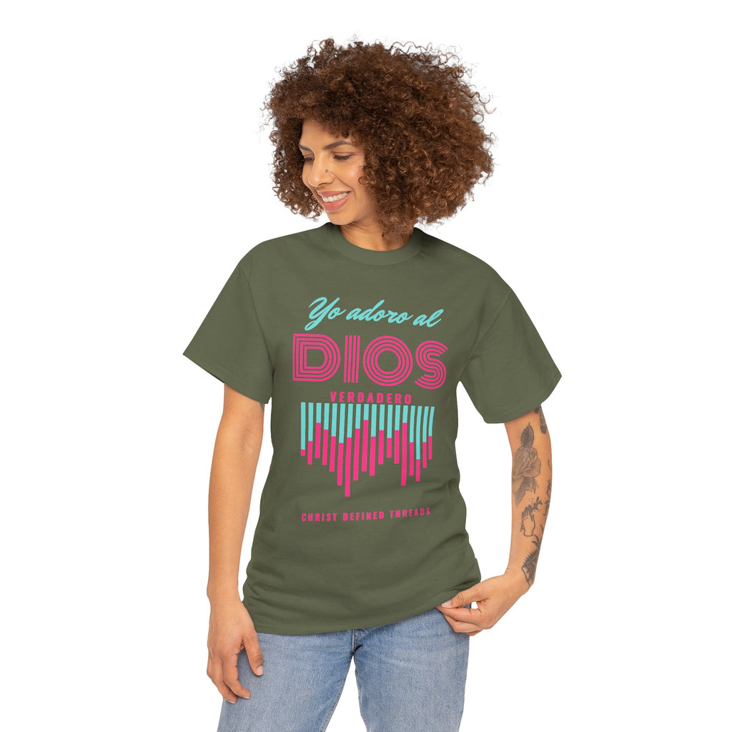 "Yo adoro al Dios verdadero" Camisa Feminina — "Y estos tres son uno" (1 Juan 5:7)