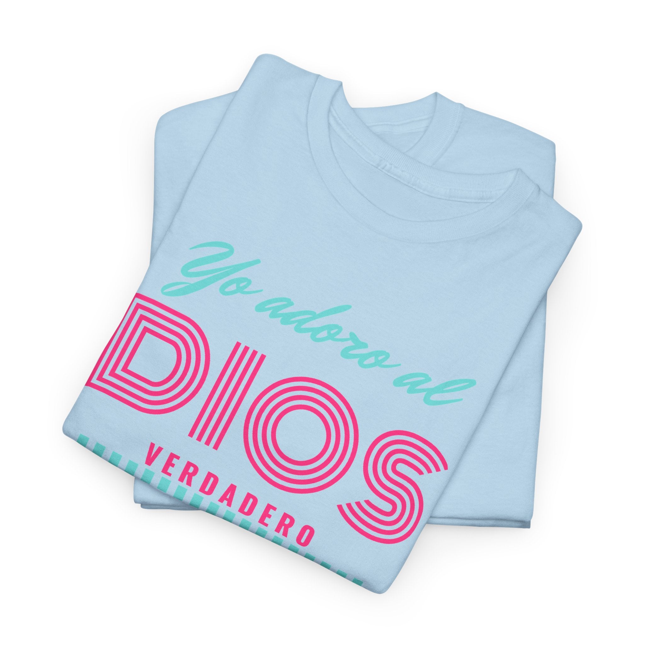 "Yo adoro al Dios verdadero" Camisa Feminina — "Y estos tres son uno" (1 Juan 5:7)