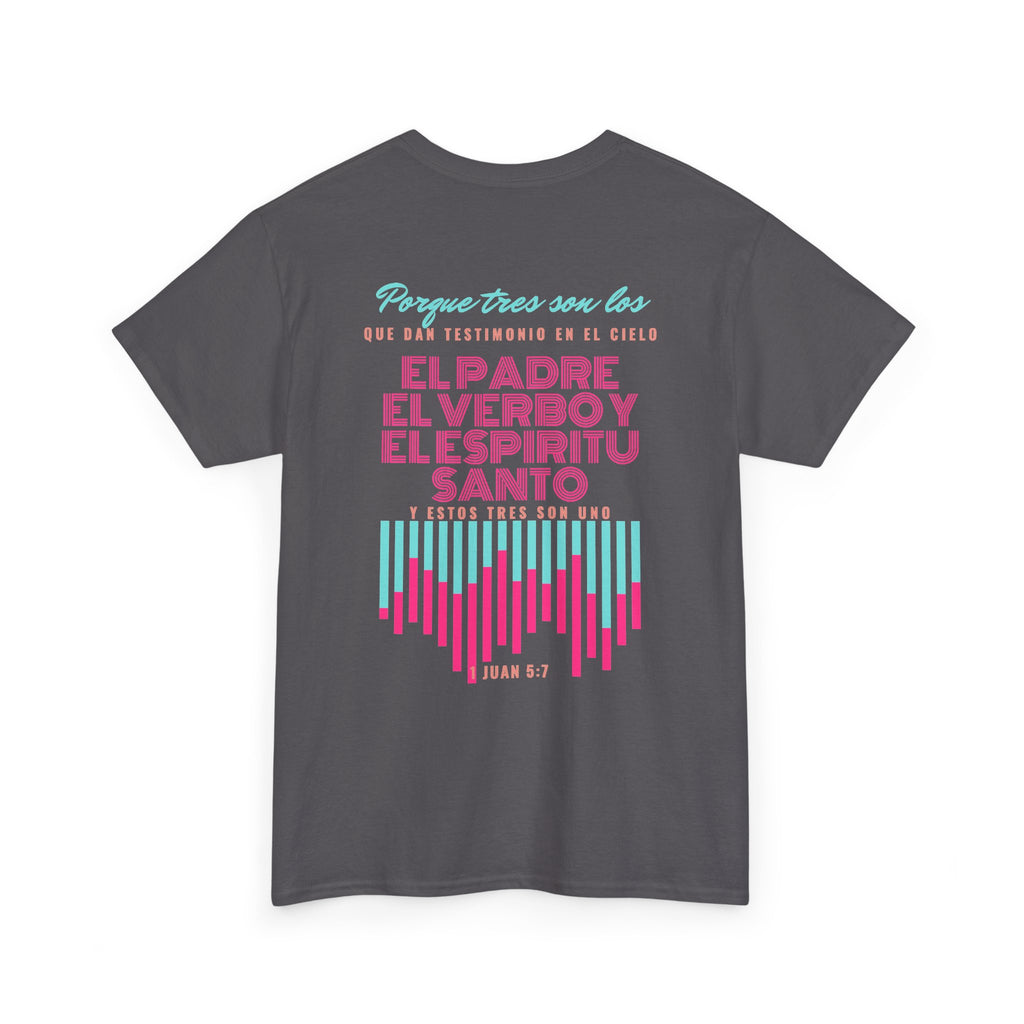 "Yo adoro al Dios verdadero" Camisa Feminina — "Y estos tres son uno" (1 Juan 5:7)