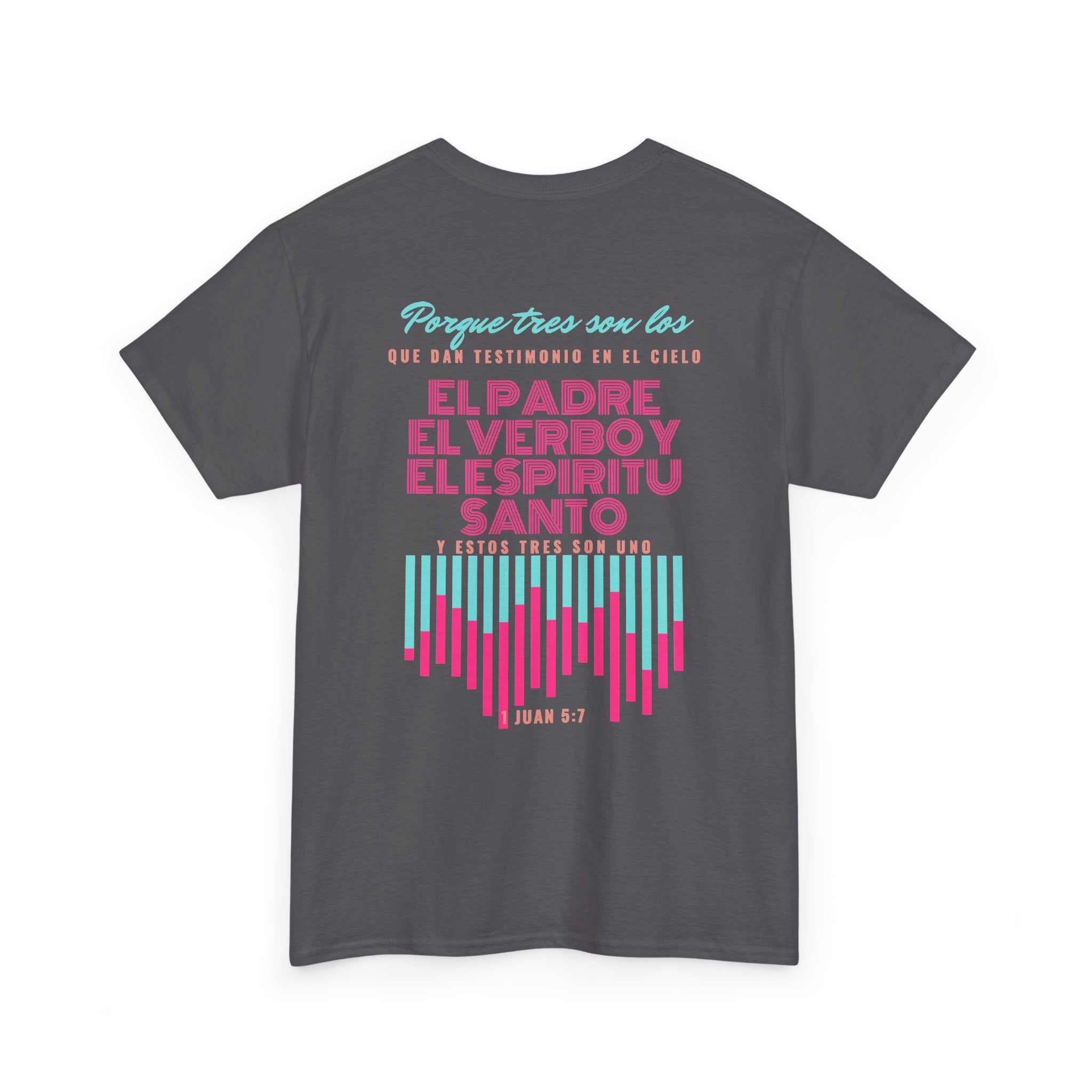 "Yo adoro al Dios verdadero" Camisa Feminina — "Y estos tres son uno" (1 Juan 5:7)