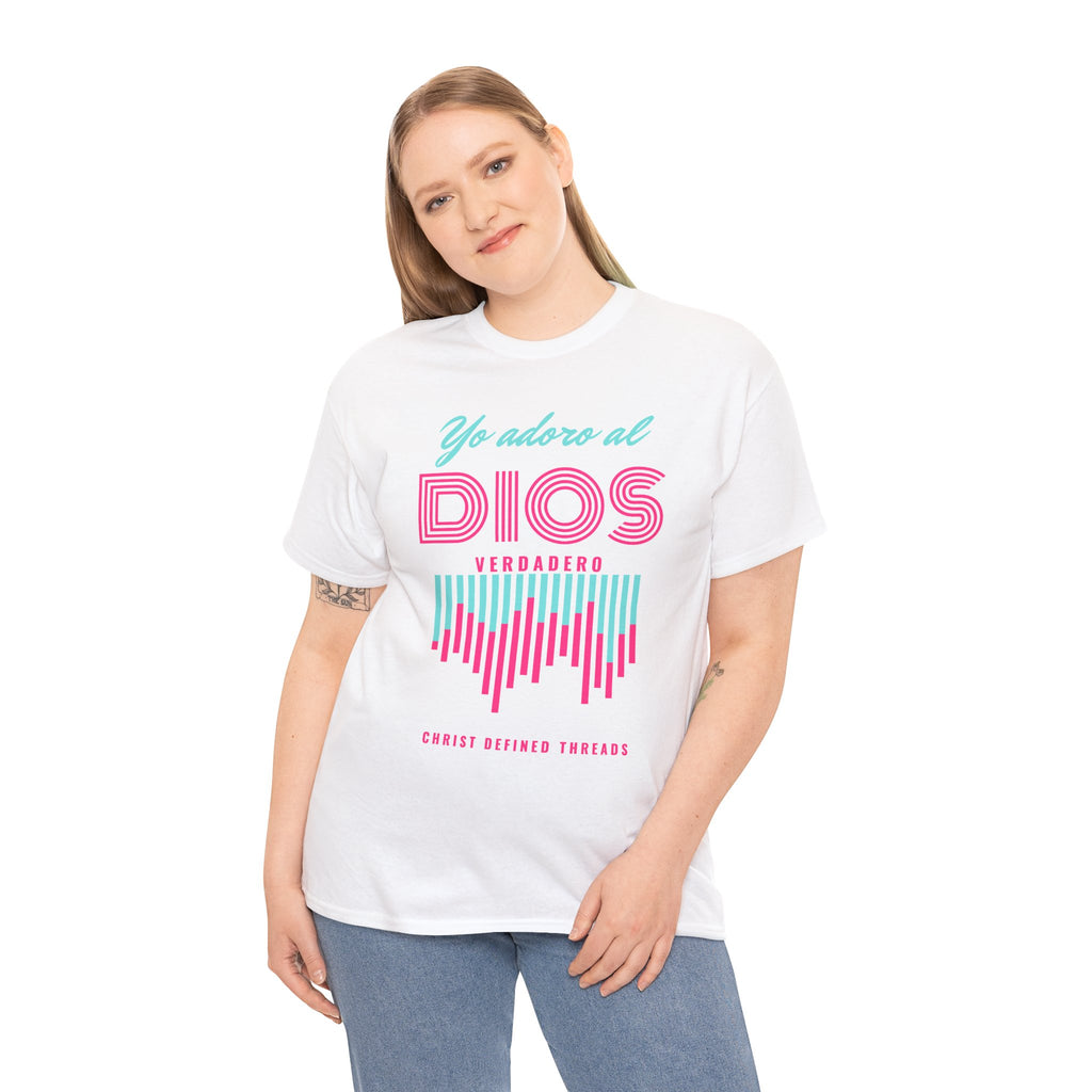 "Yo adoro al Dios verdadero" Camisa Feminina — "Y estos tres son uno" (1 Juan 5:7)