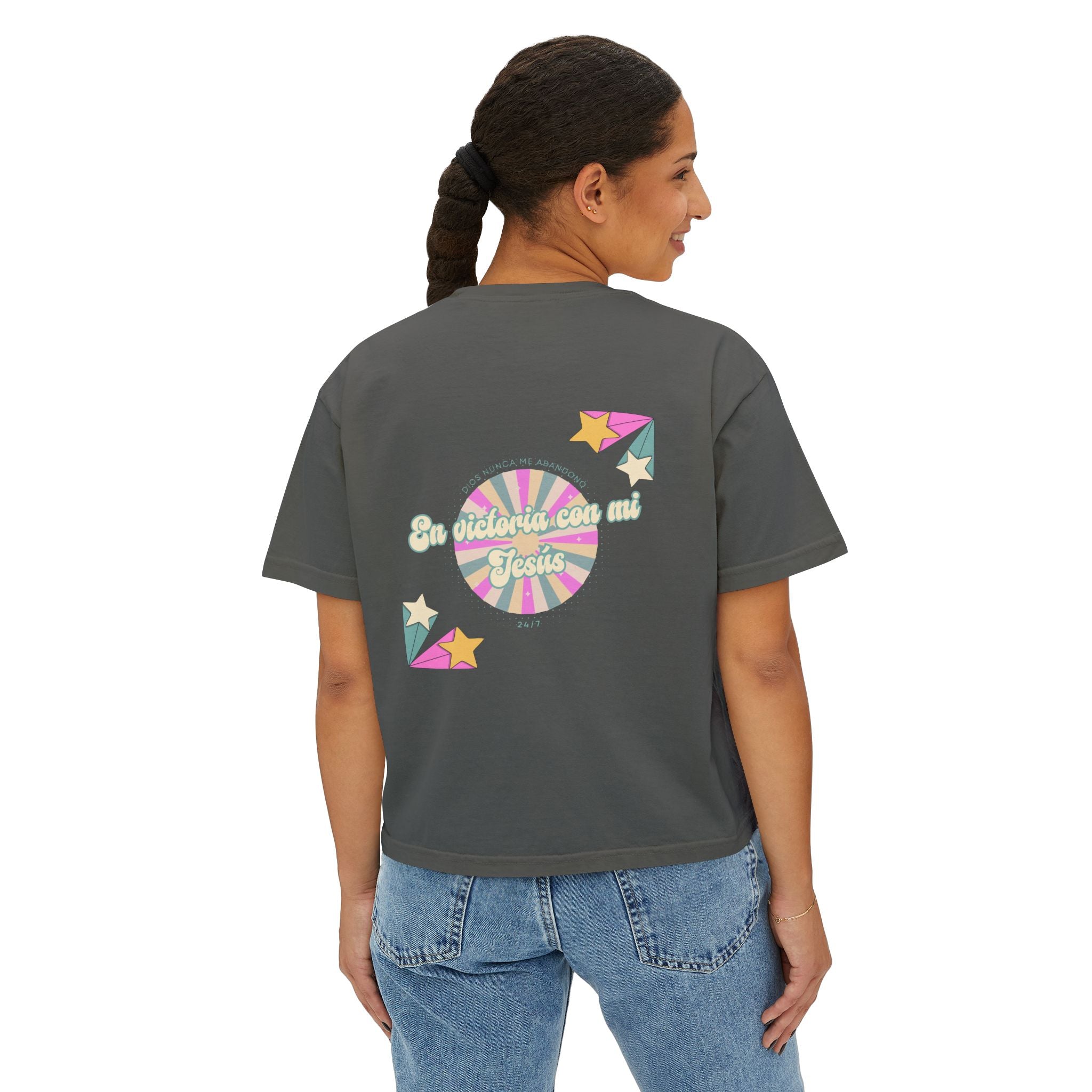 Mujeres Boxy Camisa— 'En Victoria con mi Jesús' Pastel Retro Faith Graphic