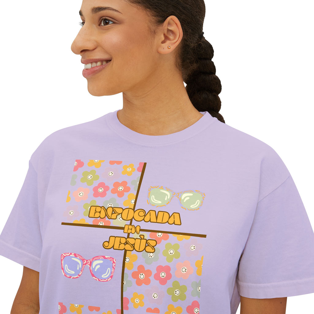 Retro Spanish Sunglasses Boxy Tee — 'Enfocada en Jesús' Graphic Top