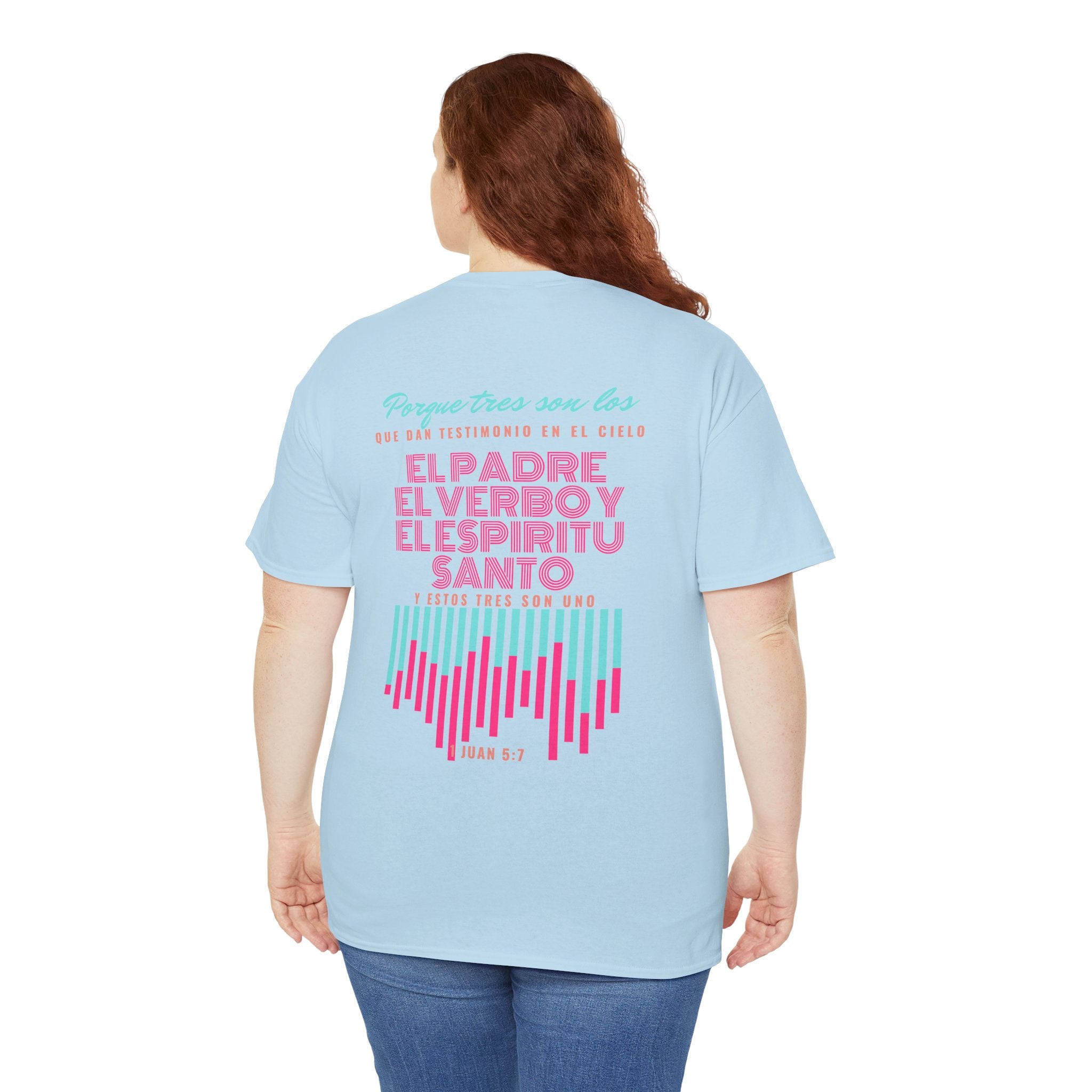 "Yo adoro al Dios verdadero" Camisa Feminina — "Y estos tres son uno" (1 Juan 5:7)