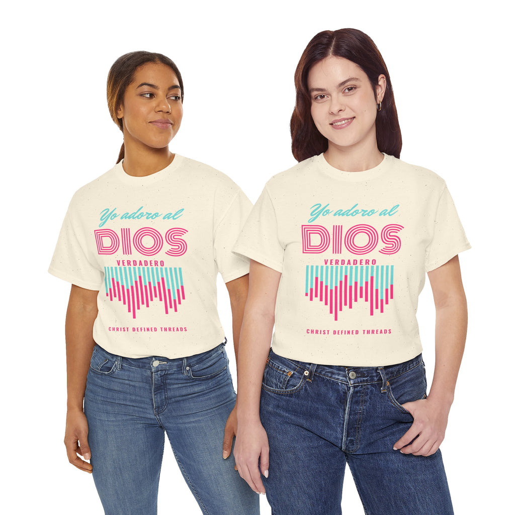 "Yo adoro al Dios verdadero" Camisa Feminina — "Y estos tres son uno" (1 Juan 5:7)