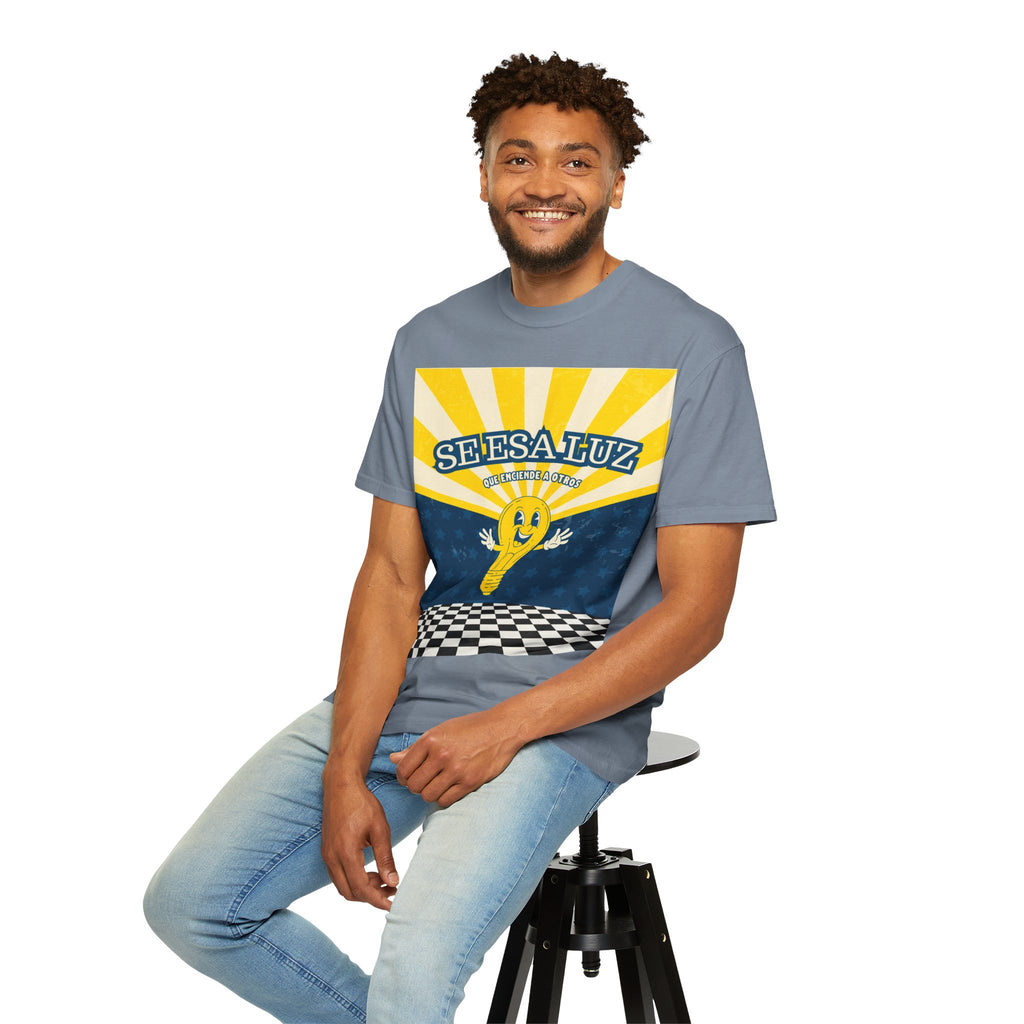 'Se esa luz que enciende a otros' Camisa para hombres — "Jesus les dijo: Yo Soy la Luz del Mundo" Juan 8:12