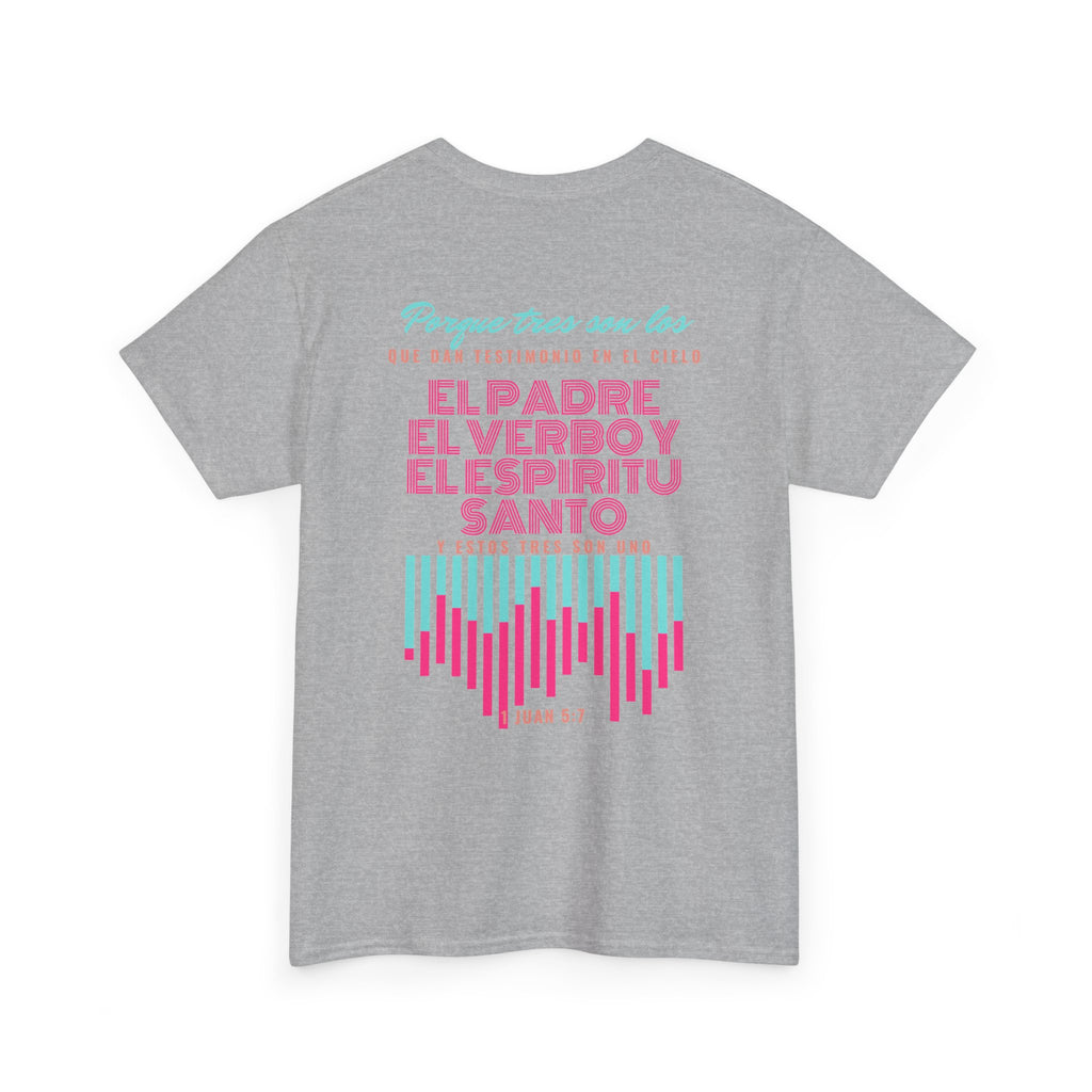 "Yo adoro al Dios verdadero" Camisa Feminina — "Y estos tres son uno" (1 Juan 5:7)