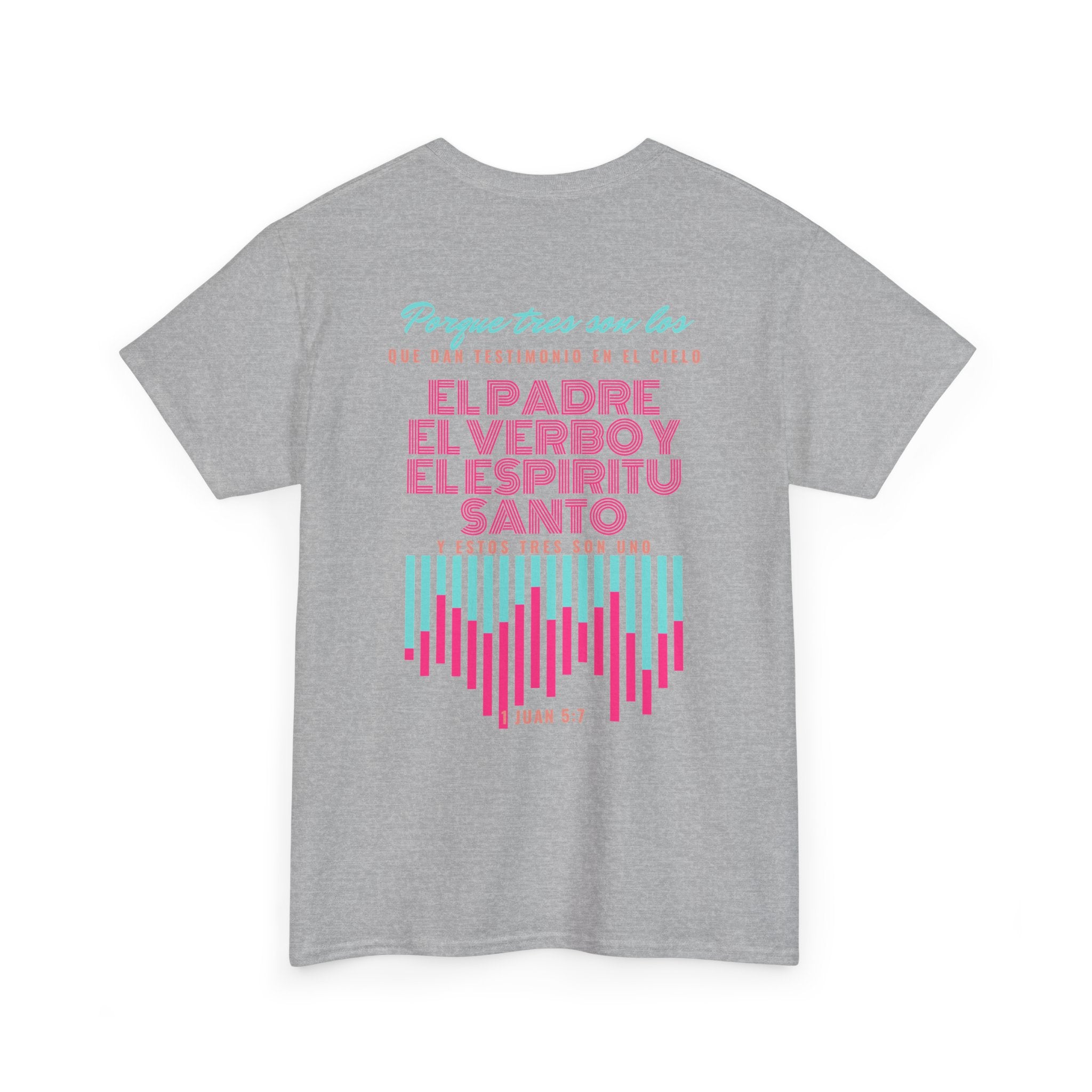"Yo adoro al Dios verdadero" Camisa Feminina — "Y estos tres son uno" (1 Juan 5:7)